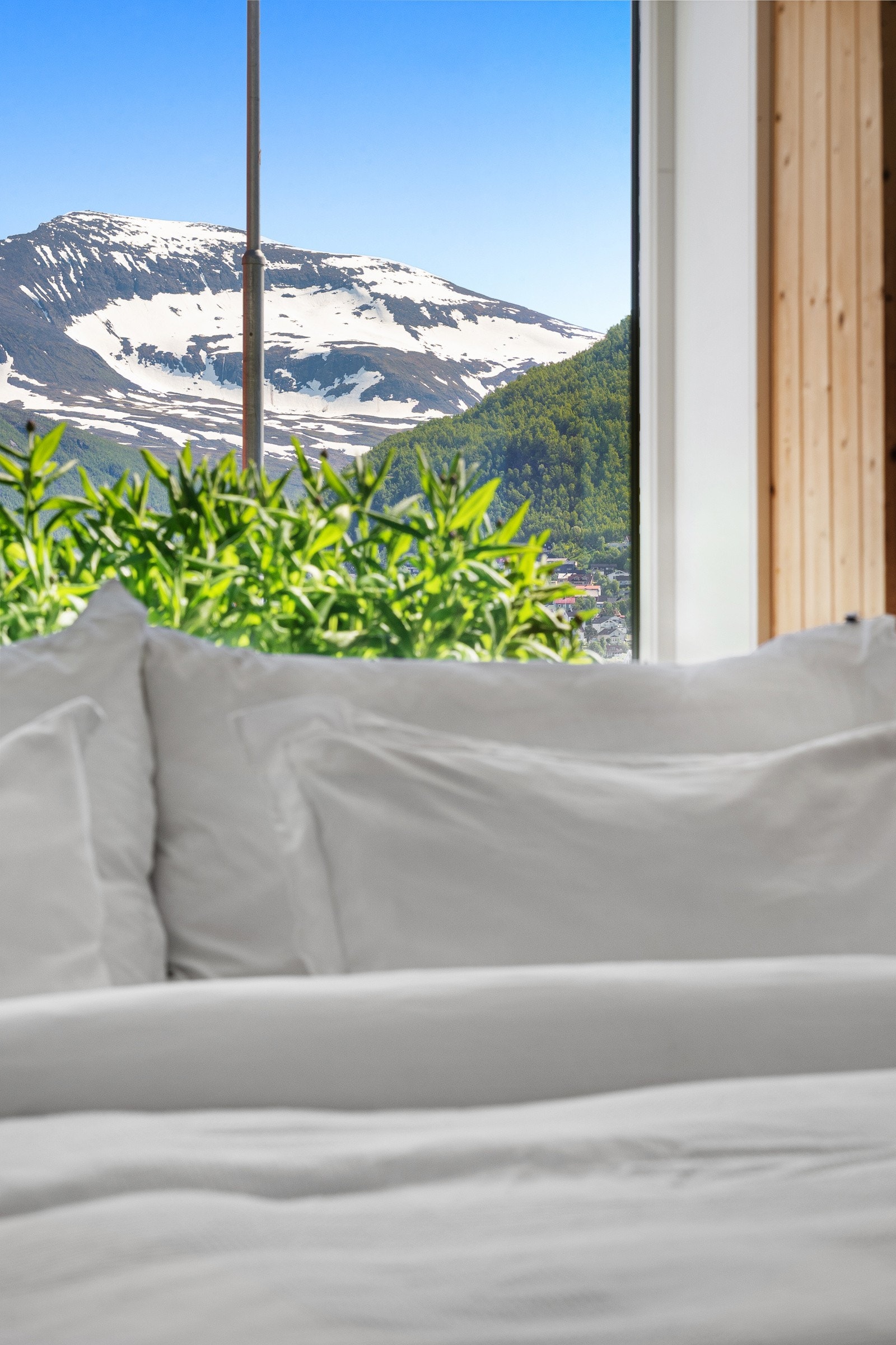 Nydelig utsikt mot Tromsdalstinden fra hovedsoverommet.