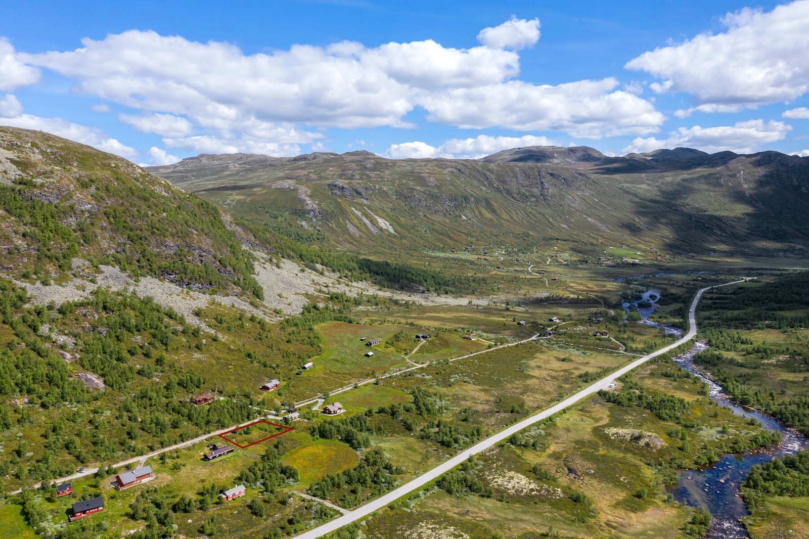 Nydelig plassering for bruk hele året. Turstier, langrennsløyper og nydelige toppturer. Galleribilde