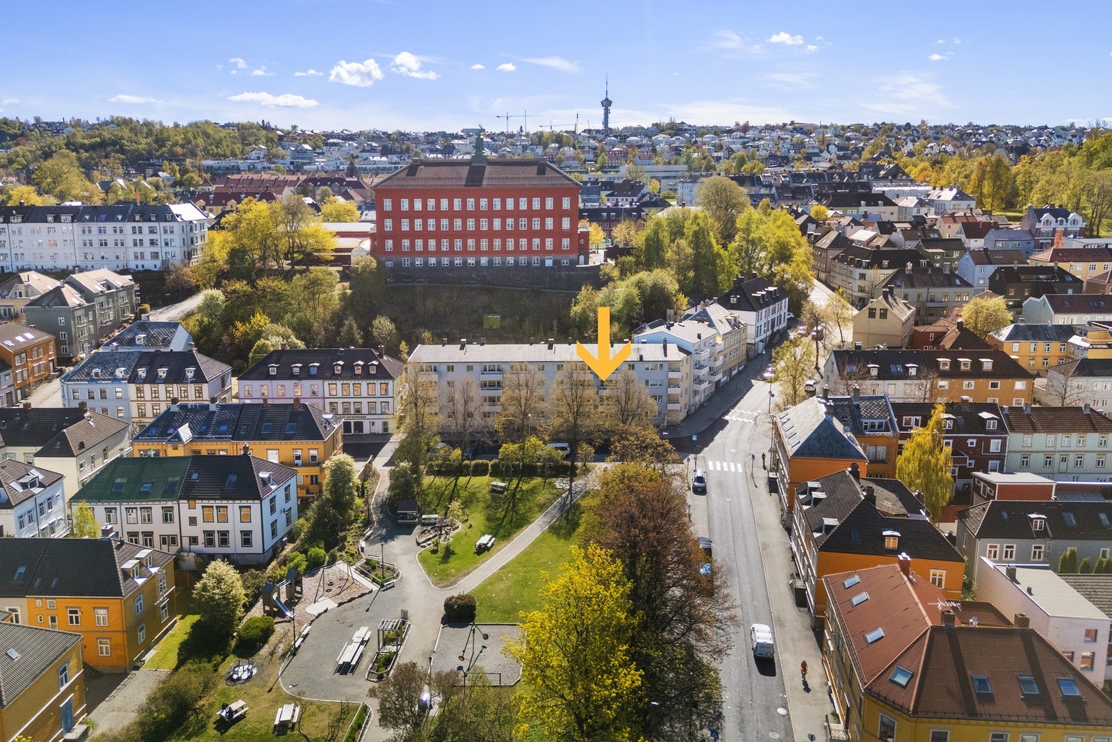 Selve leiligheten har en fantastisk beliggenhet i 3.etasje noe som fører til utmerket utsyn fra stuen og balkongen. Galleribilde