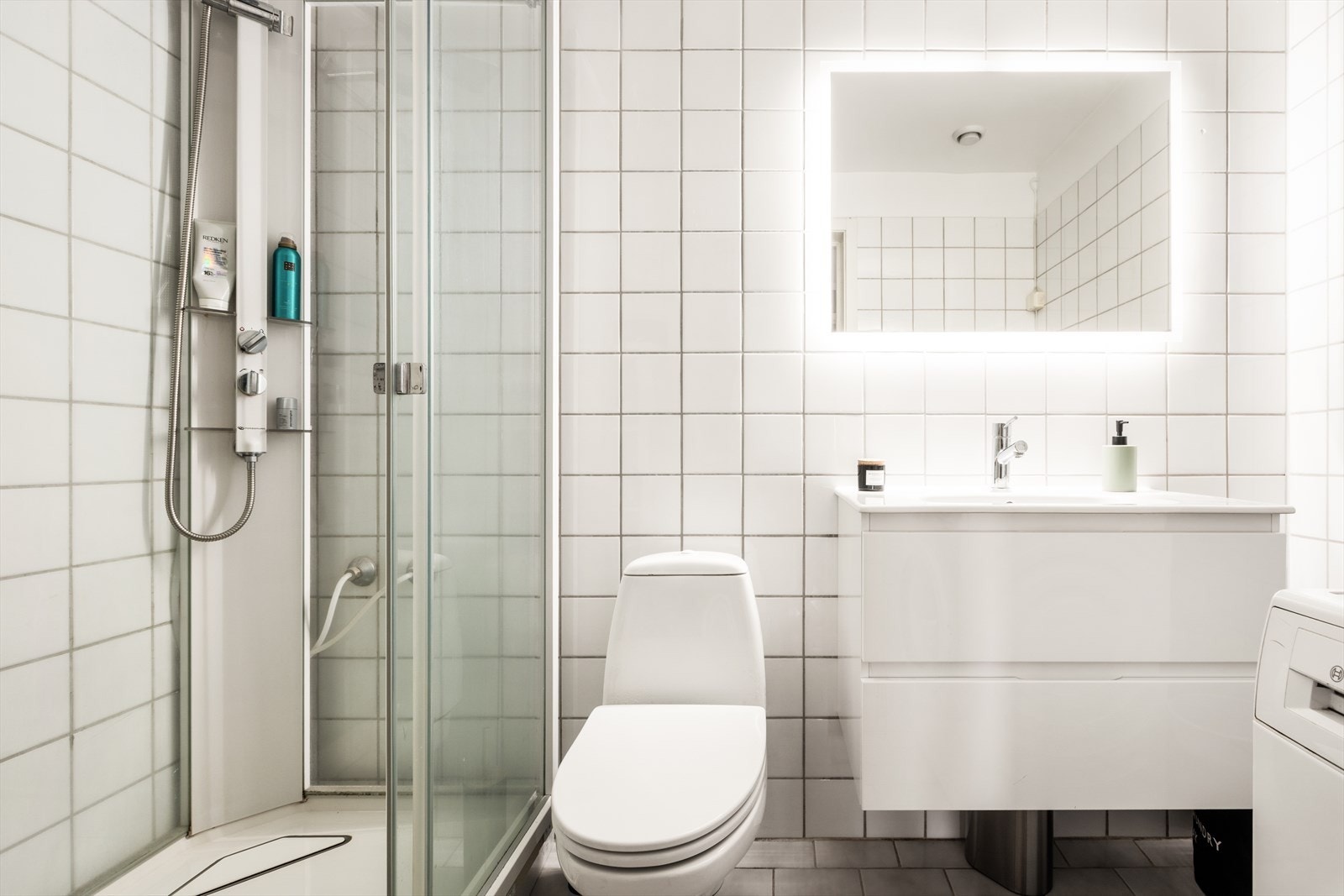 Badet i hybelen er utstyrt med dusjkabinett og har opplegg for vaskemaskin. Galleribilde