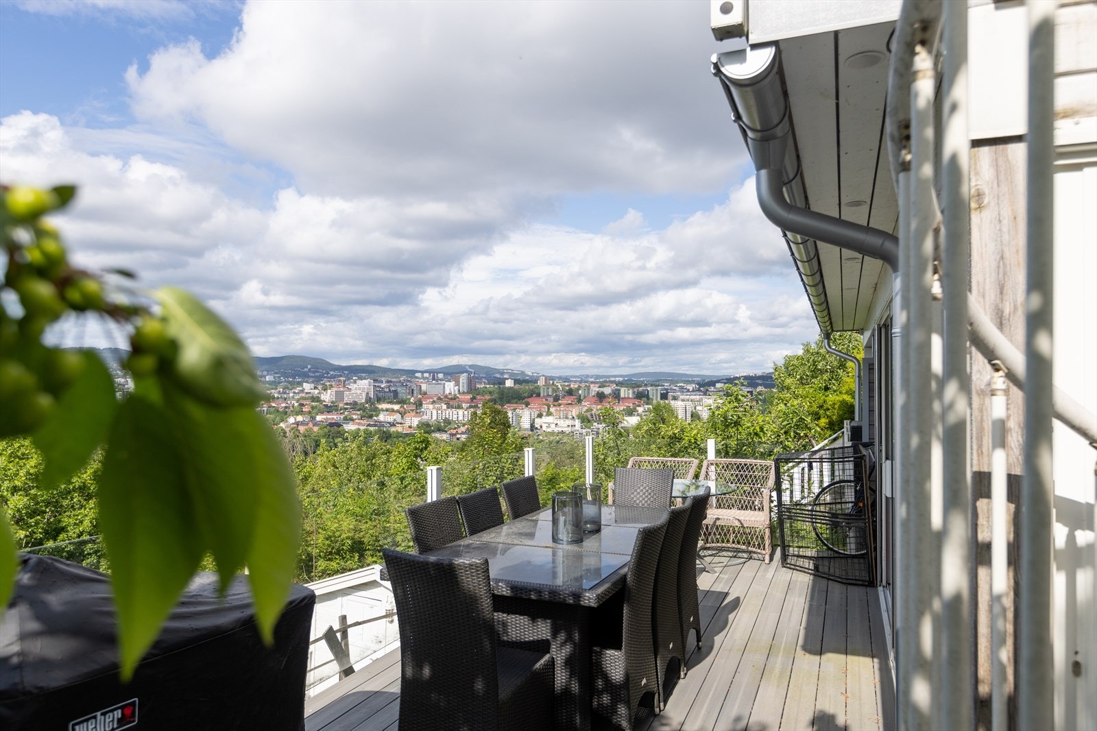 Terrassen utenfor kjellerstuen har god plass til utemøbler og grill. Galleribilde