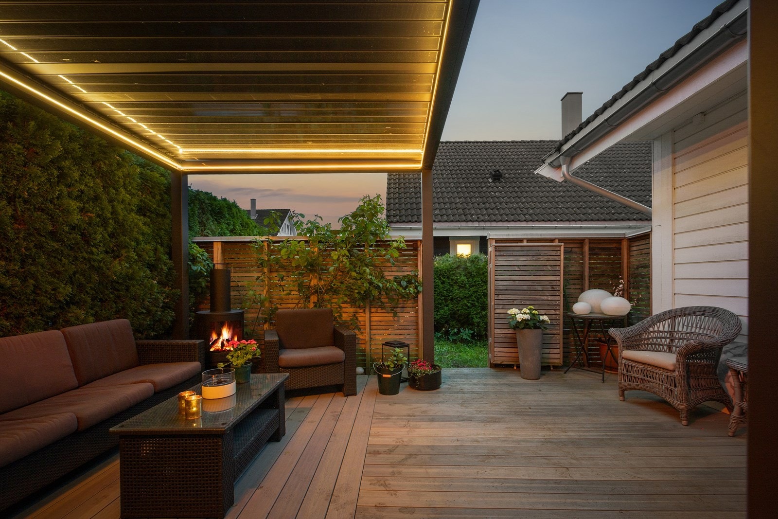 Nyere pergola med integrert belysning skaper en lun og usjenert uteplass. Galleribilde