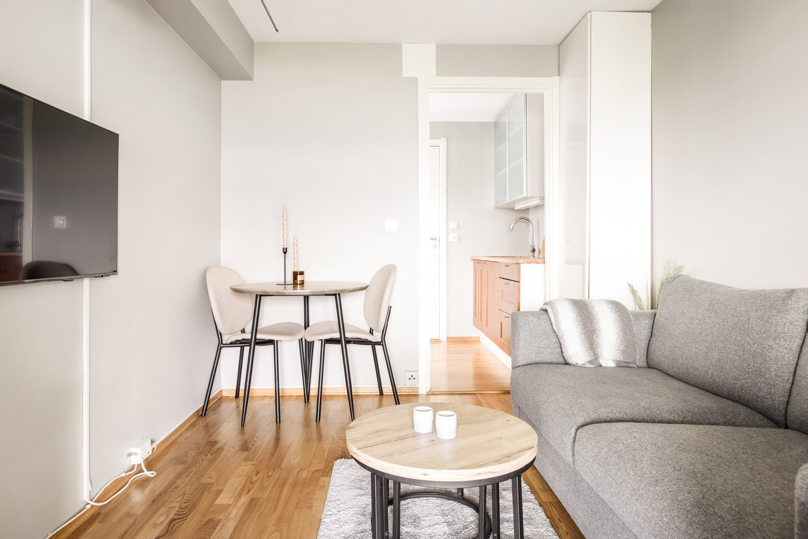 Plass til både sofakrok og et lite spisebord i hybelens oppholdsrom. Galleribilde