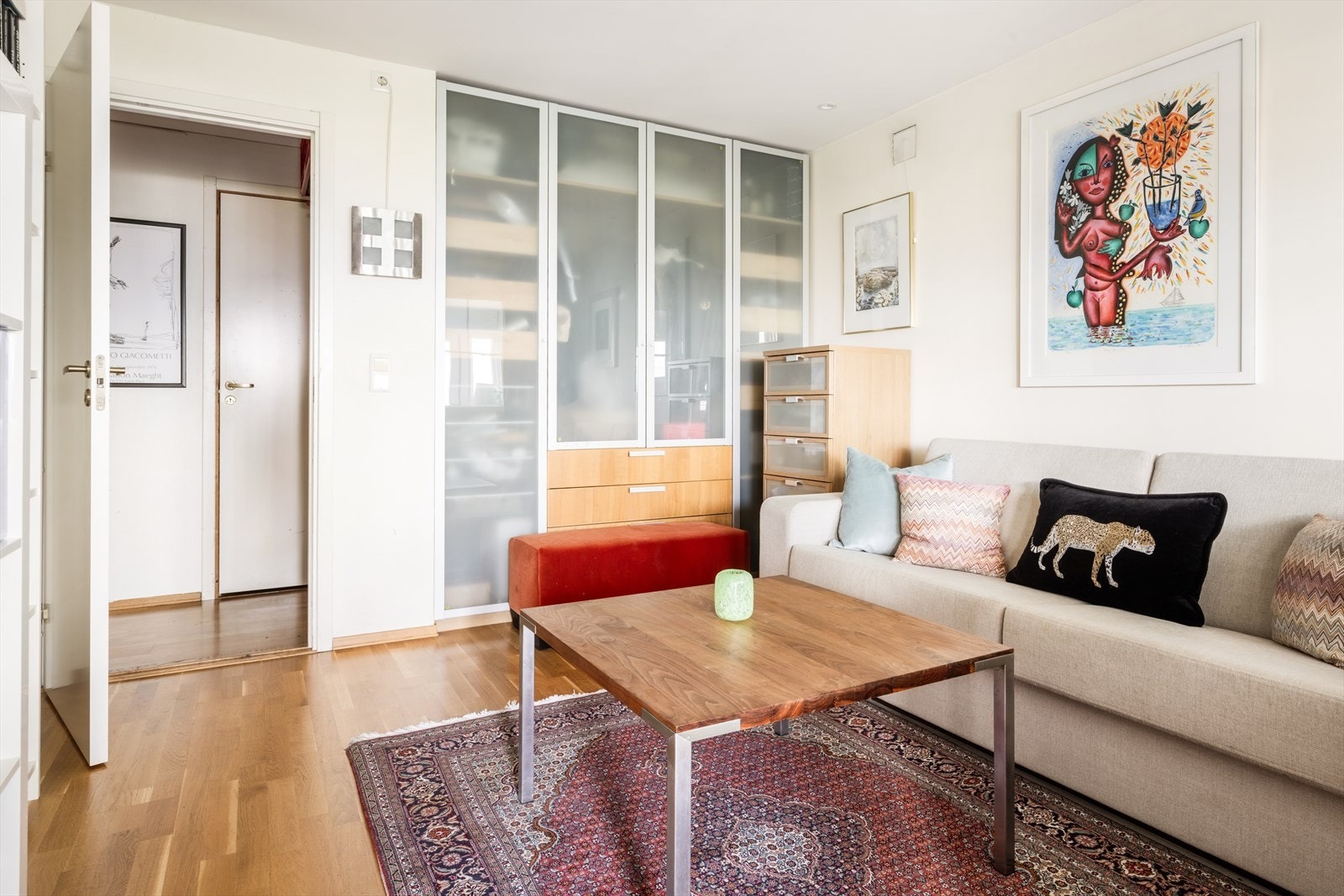 Rommet har god plass til sofagruppe og oppbevaring. Galleribilde