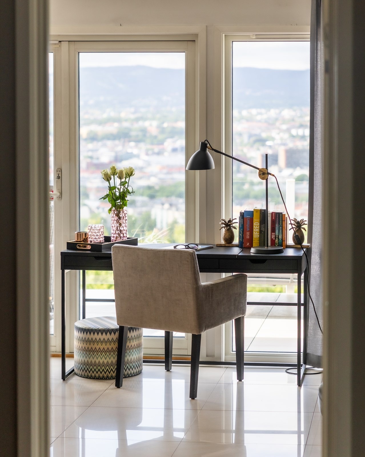 En lys og fin plass for en hjemmekontorløsning ved vinduet. Galleribilde