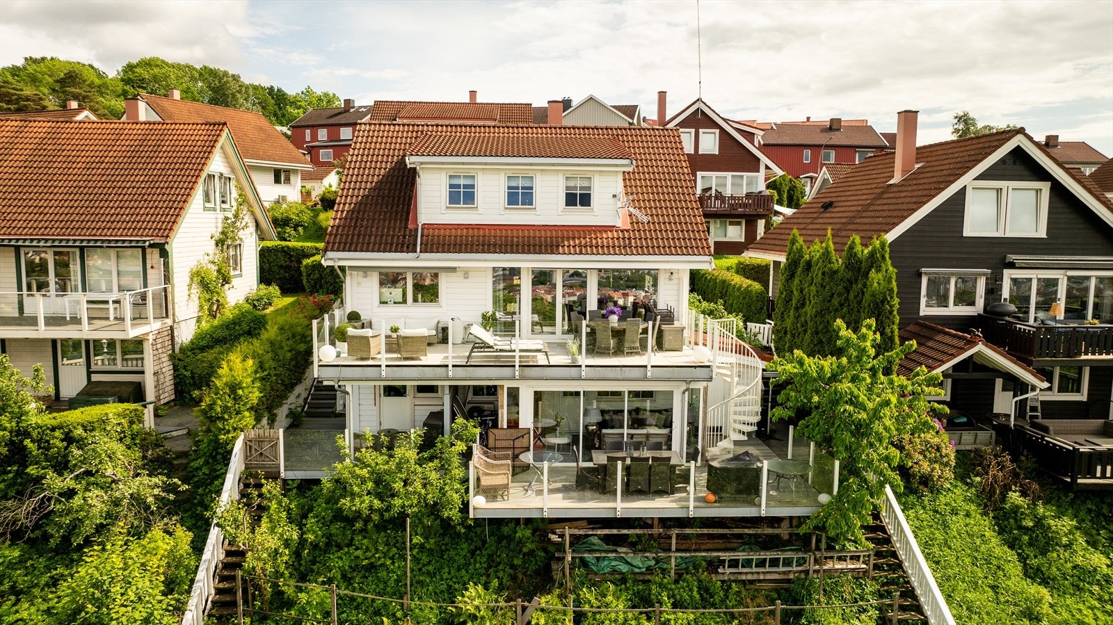 Eiendommen byr på flere store, solrike uteplasser og grenser til et friområde. Galleribilde