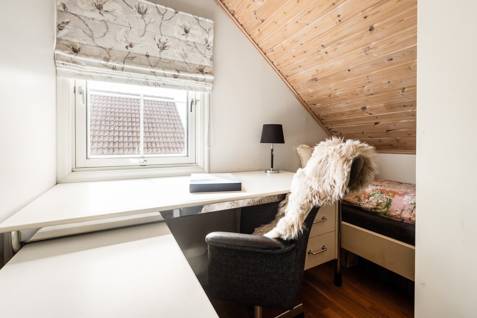 Soverom med plass til seng og skrivepult. Galleribilde