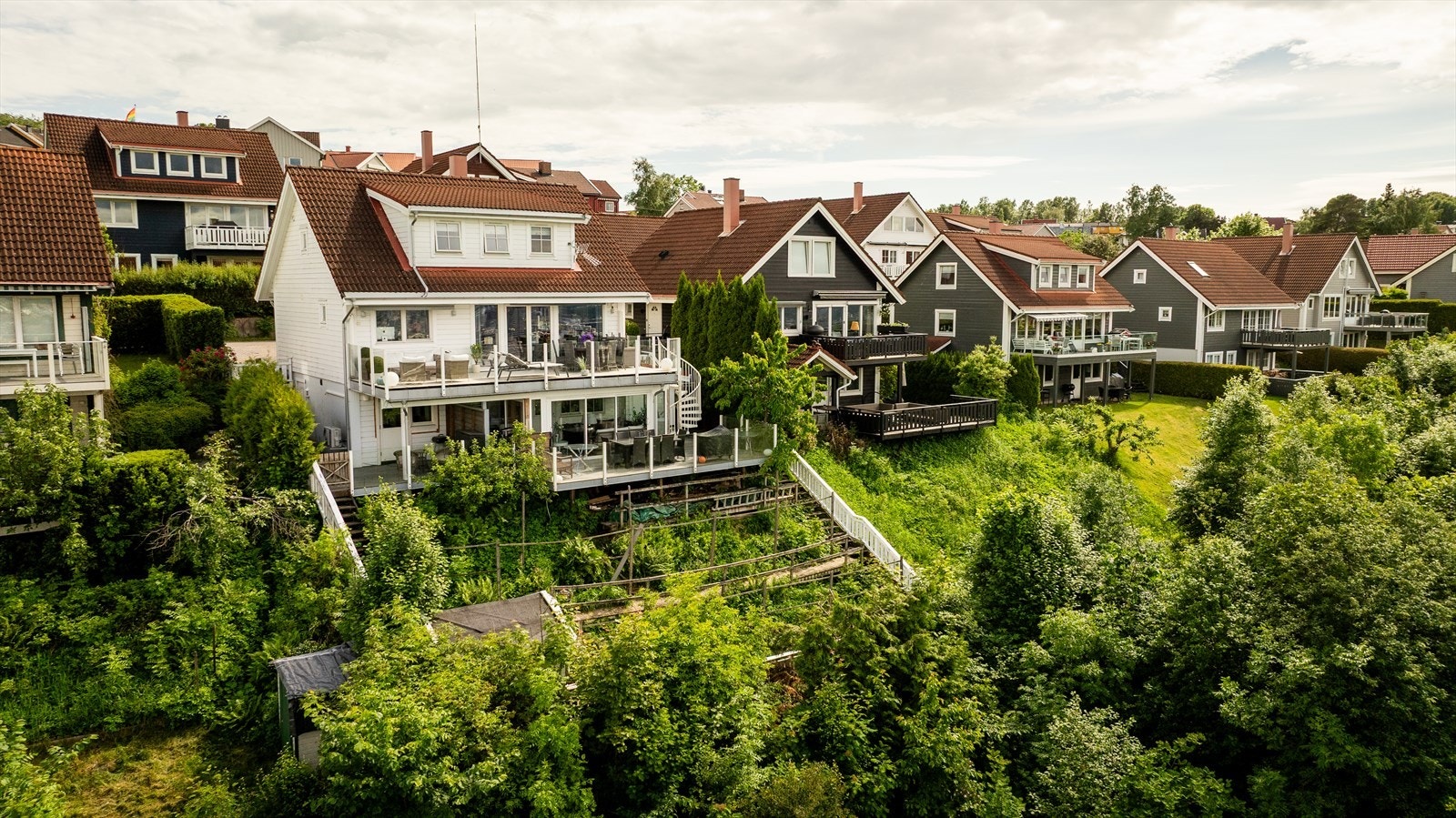 Boligen er bygget i et skrånet terreng, noe som gir utsikt fra flere nivåer. Galleribilde