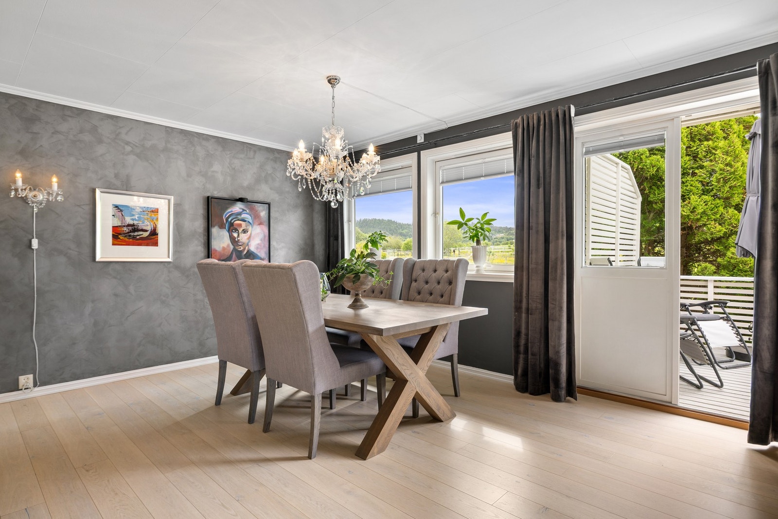 Fra spisestuen har du direkte utgang til den herlige terrassen på hele 85m². Galleribilde