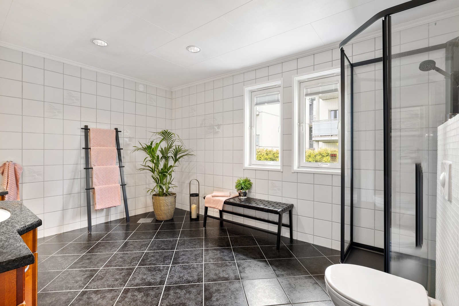 Pent og flislagt bad på 11,9m² oppgradert med nytt dusjkabinett i 2025. Galleribilde