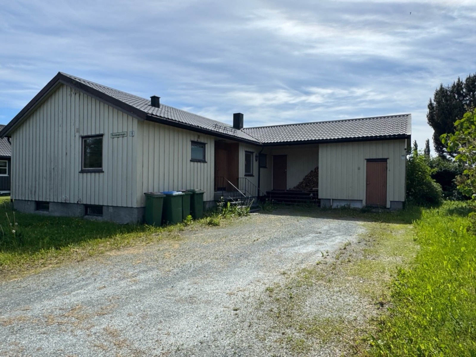 Romslig gårdsplass med flere biloppstillingsplasser. Galleribilde