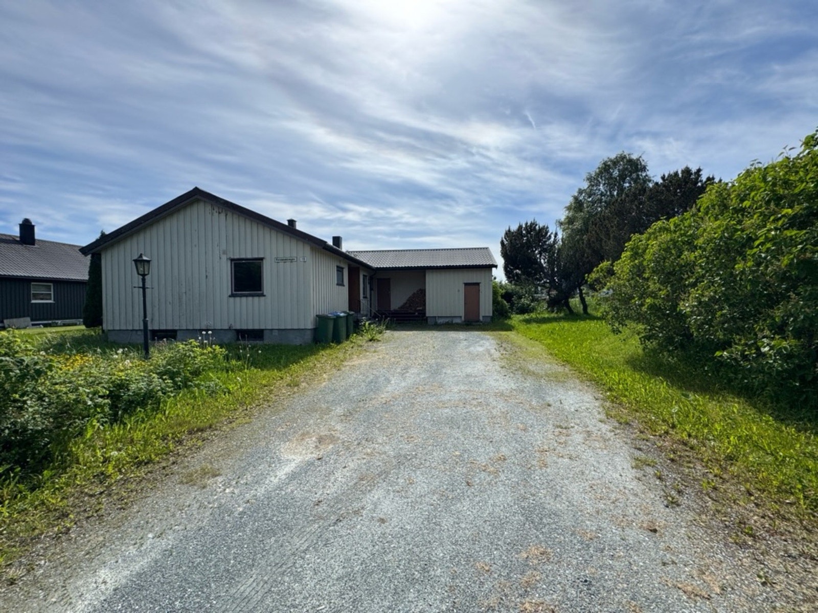 Eiendommen ligger i et stille og familievennlig boligområde med nærhet til Stjørdal sentrum. Galleribilde