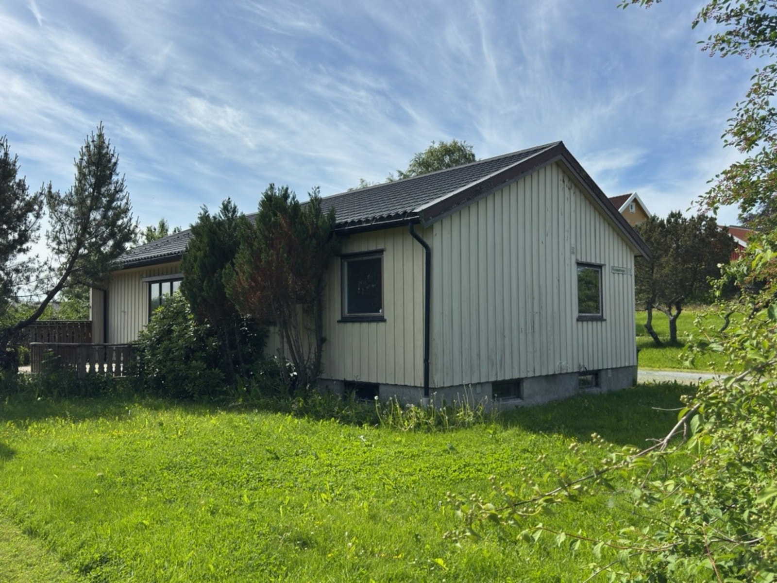 Boligens 1. etasje består av stue, kjøkken, bad, vaskerom, hobbyrom, vindfang, to ganger og fire soverom, hvorav ett ikke er godkjent for varig opphold. Galleribilde