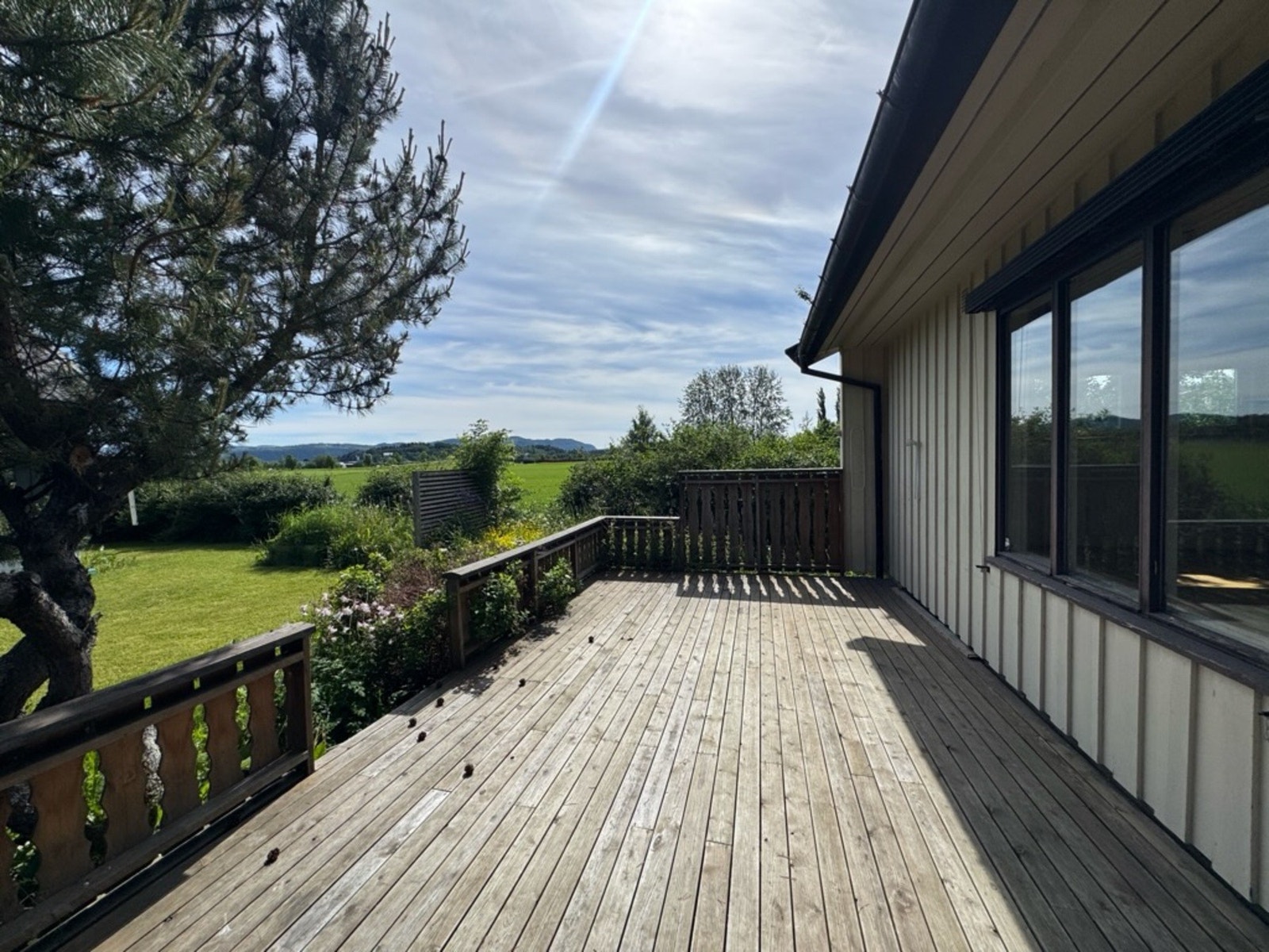 Sørvestvendt terrasse med gode solforhold hele dagen. Galleribilde