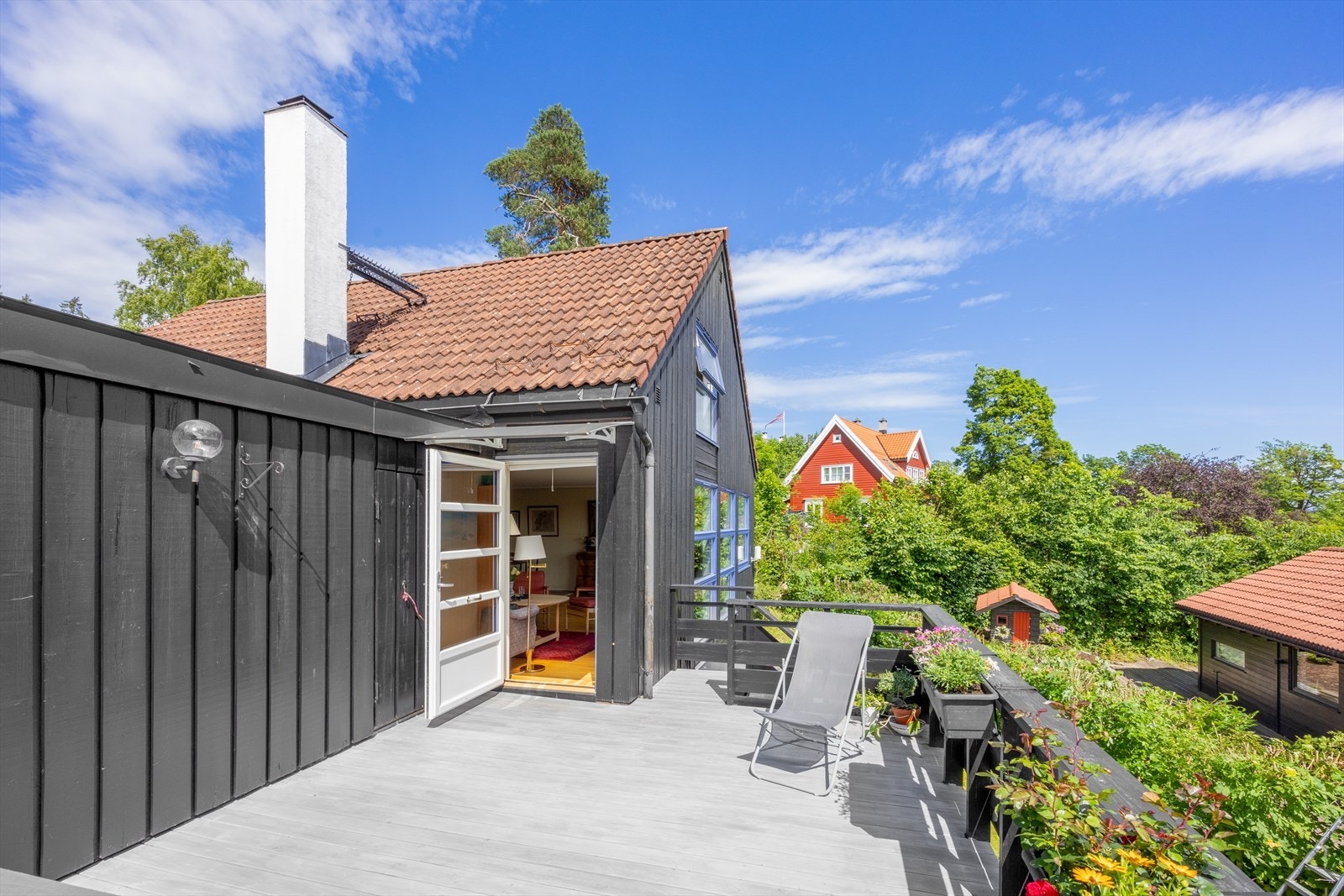 Verandaen har adkomst fra stuen og trapp ned til hagen. Galleribilde