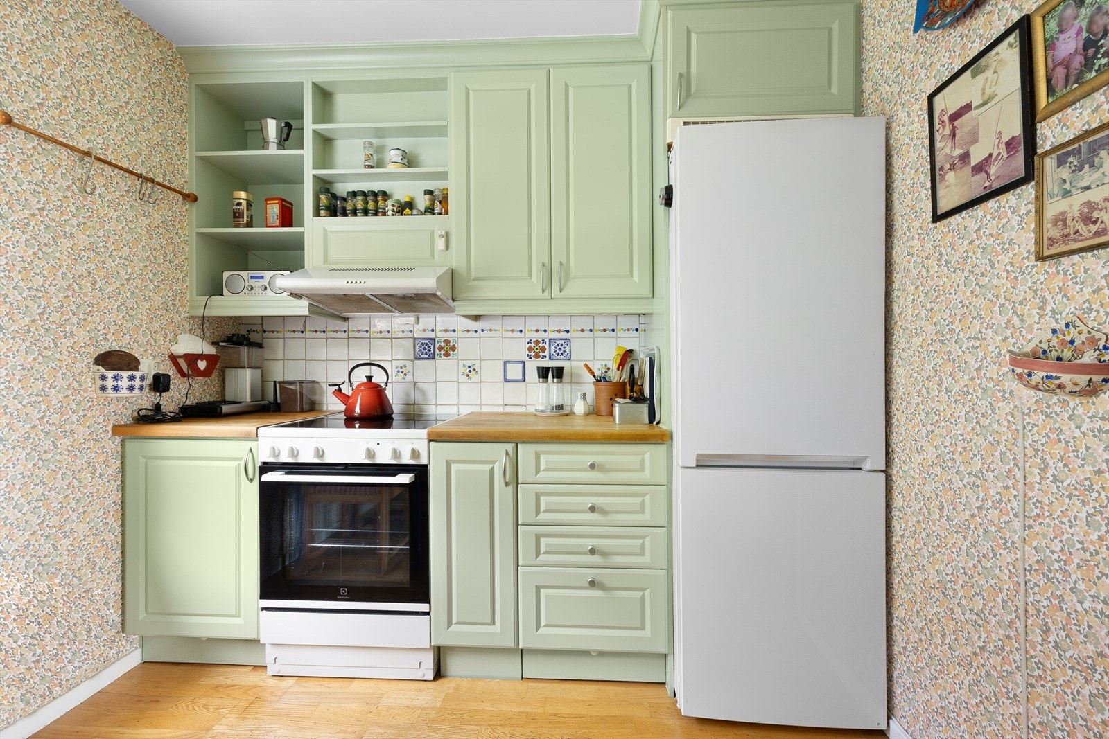 Benkeplate i heltre, ventilator og opplegg for oppvaskmaskin. Galleribilde