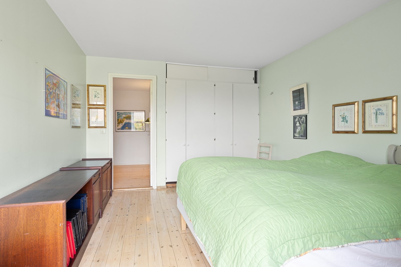 Romslig soverom med god plass til dobbeltseng og oppbevaring. Galleribilde