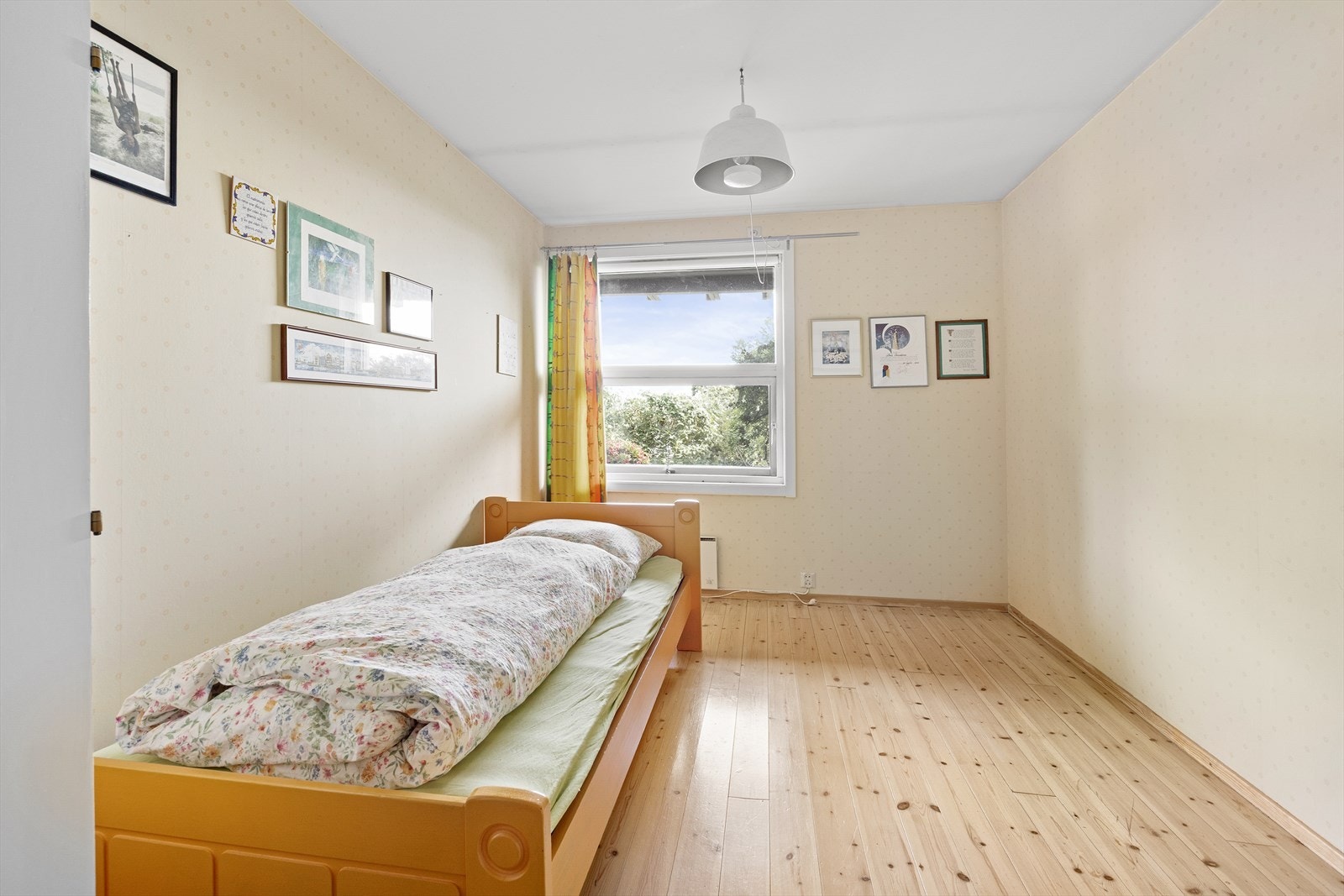 Ett av tre soverom i underetasjen, alle med garderobeskap. Galleribilde