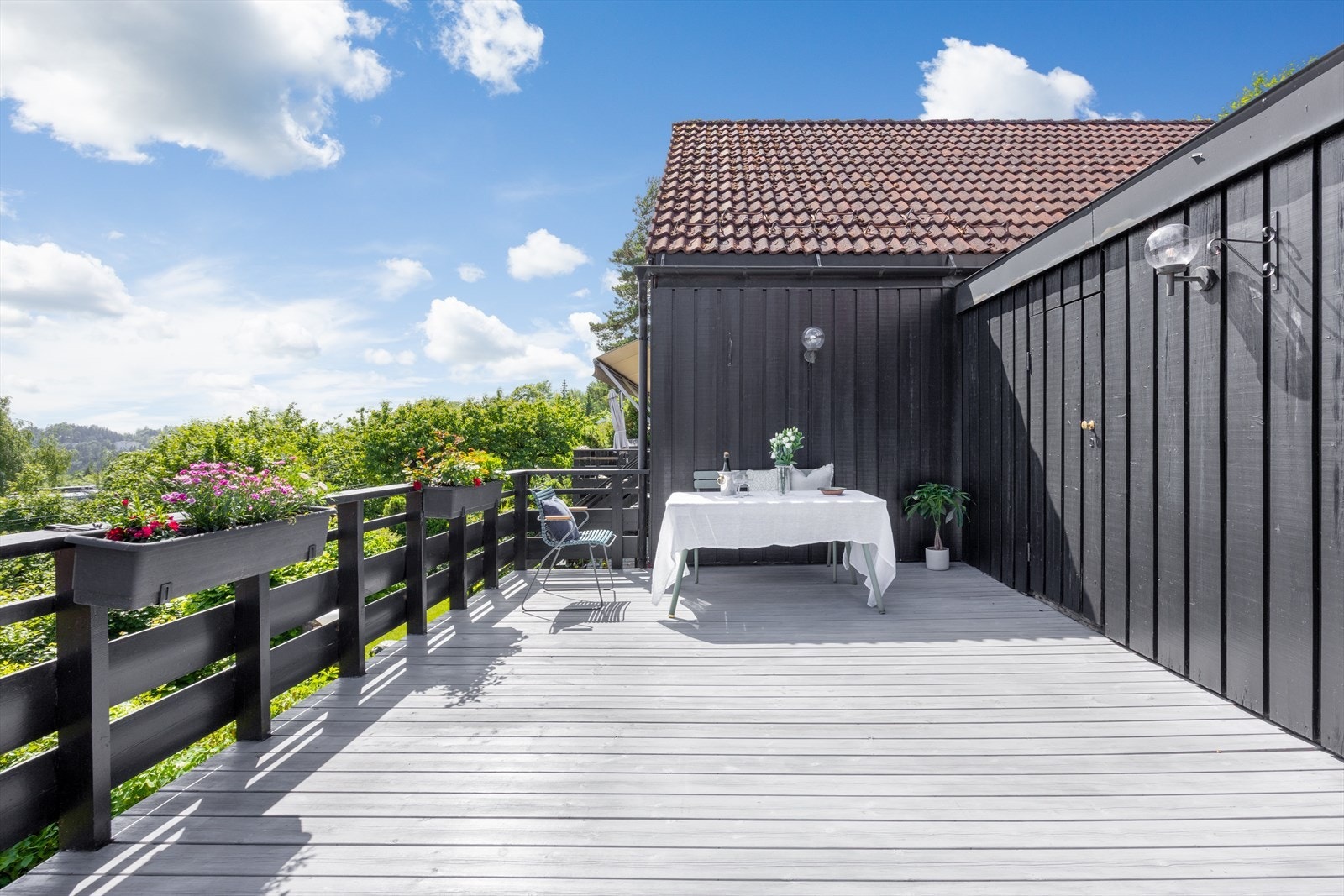 Stor veranda på ca. 21 m² med god plass til sittegruppe. Galleribilde