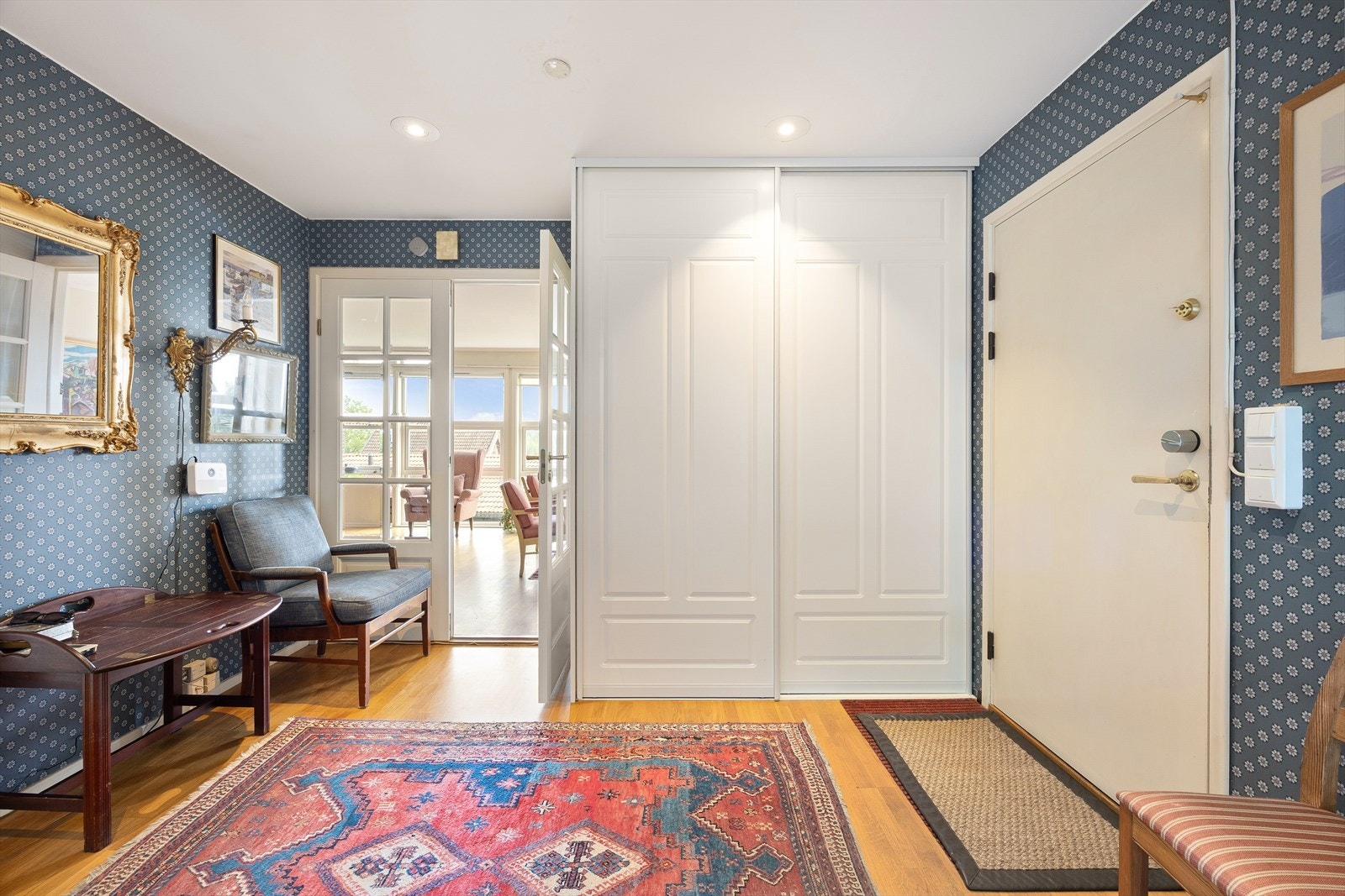 Praktisk skyvedørsgarderobe i entréen, montert rundt 2013-2015. Galleribilde