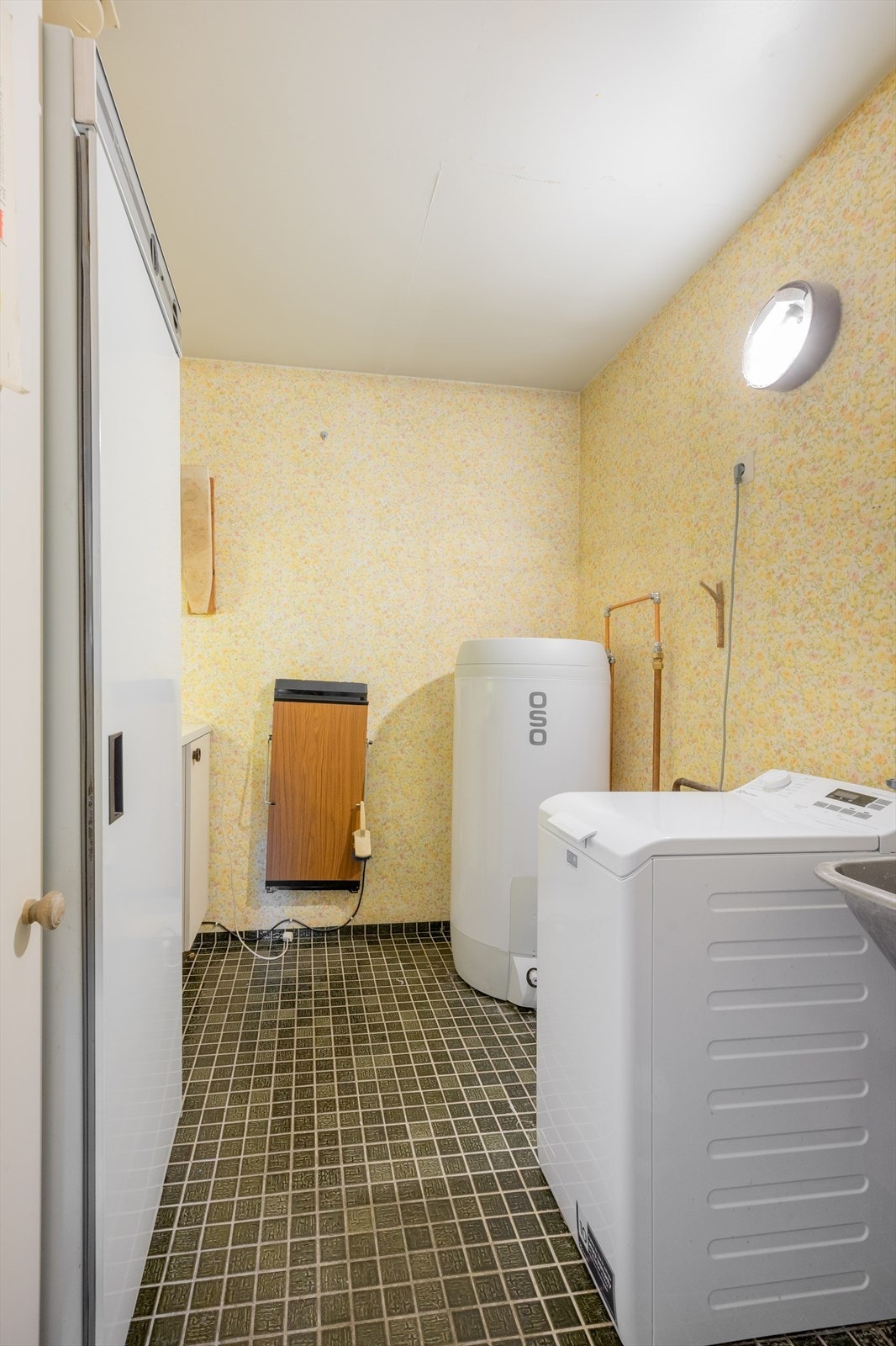 Praktisk vaskerom med opplegg for vaskemaskin og ny varmtvannsbereder fra 2024. Galleribilde