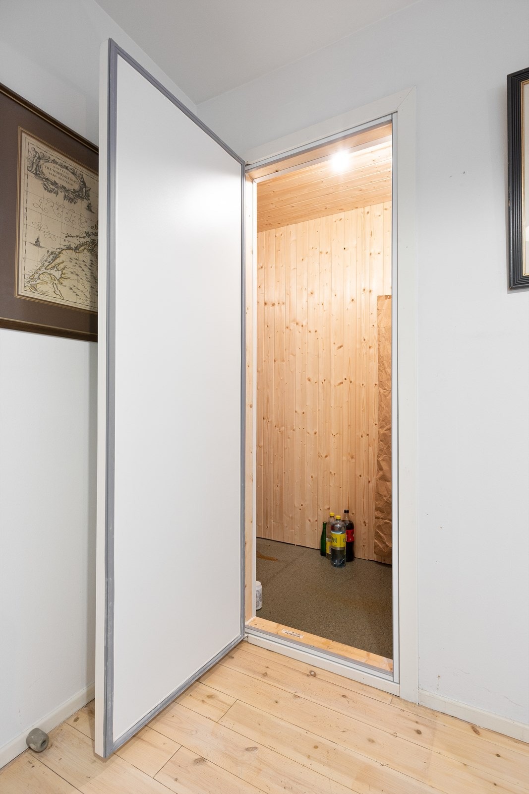 Eget kjølerom med trepanel og hyller for rikelig med lagringsplass. Galleribilde