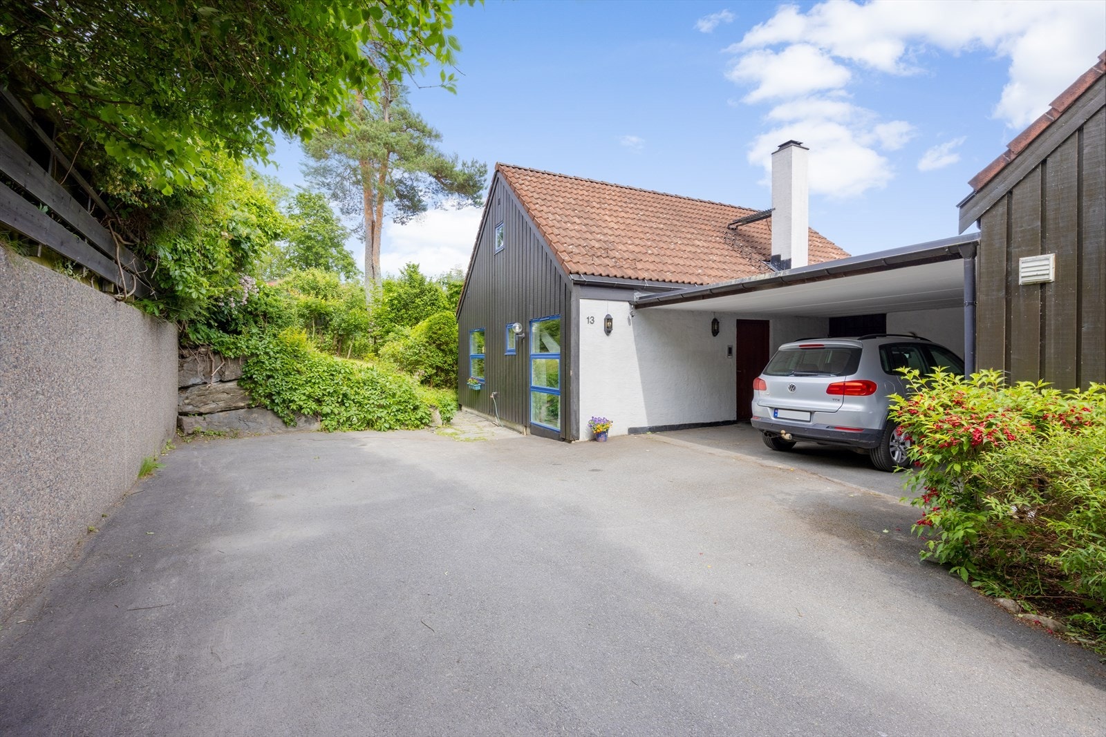 Afaltert innkjørsel med carport Galleribilde