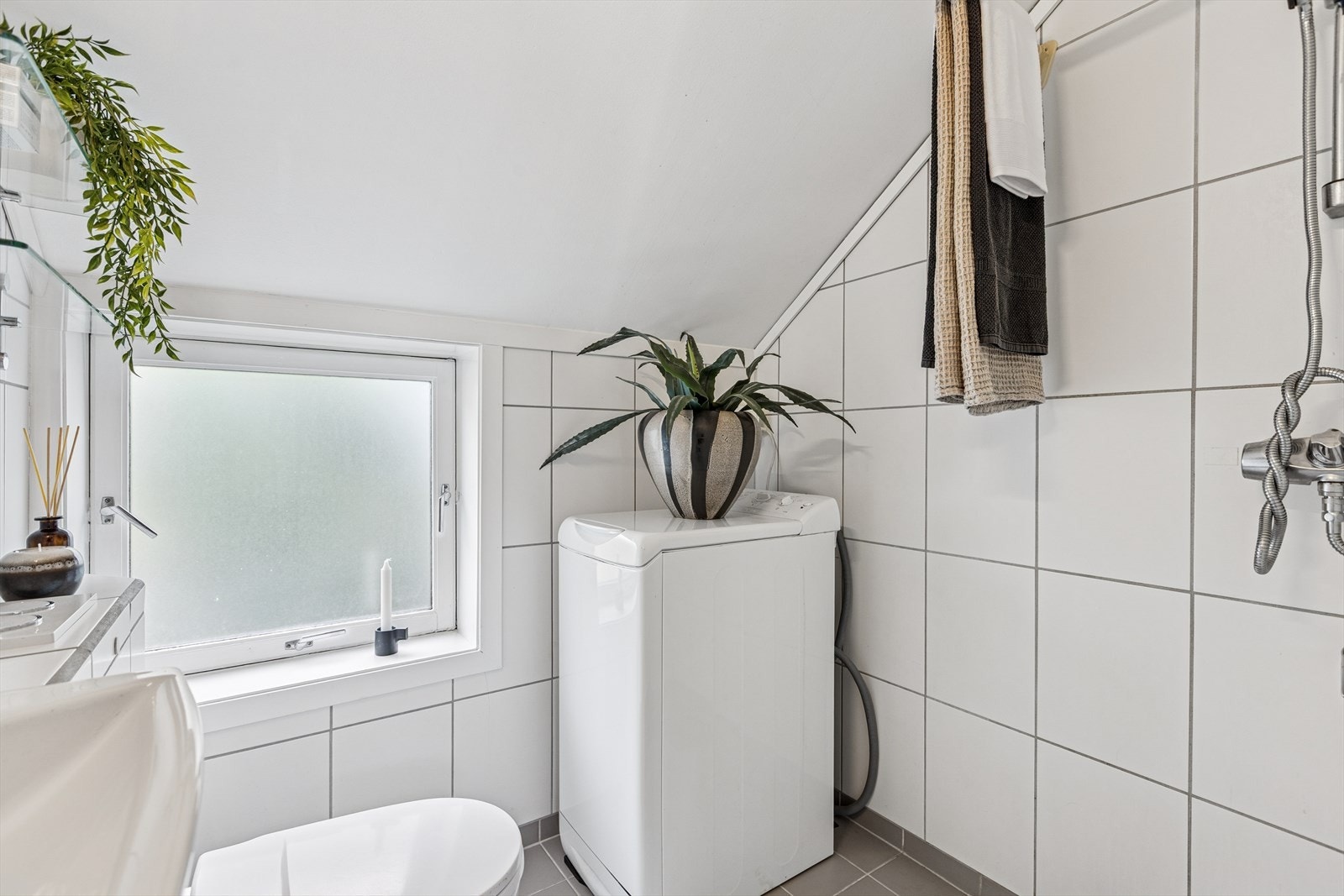 Rommet er forøvrig utstyrt med servantskap, dusjsone, vegghengt klosett. Toppmatet vaskemaskin medfølger i handelen. Galleribilde
