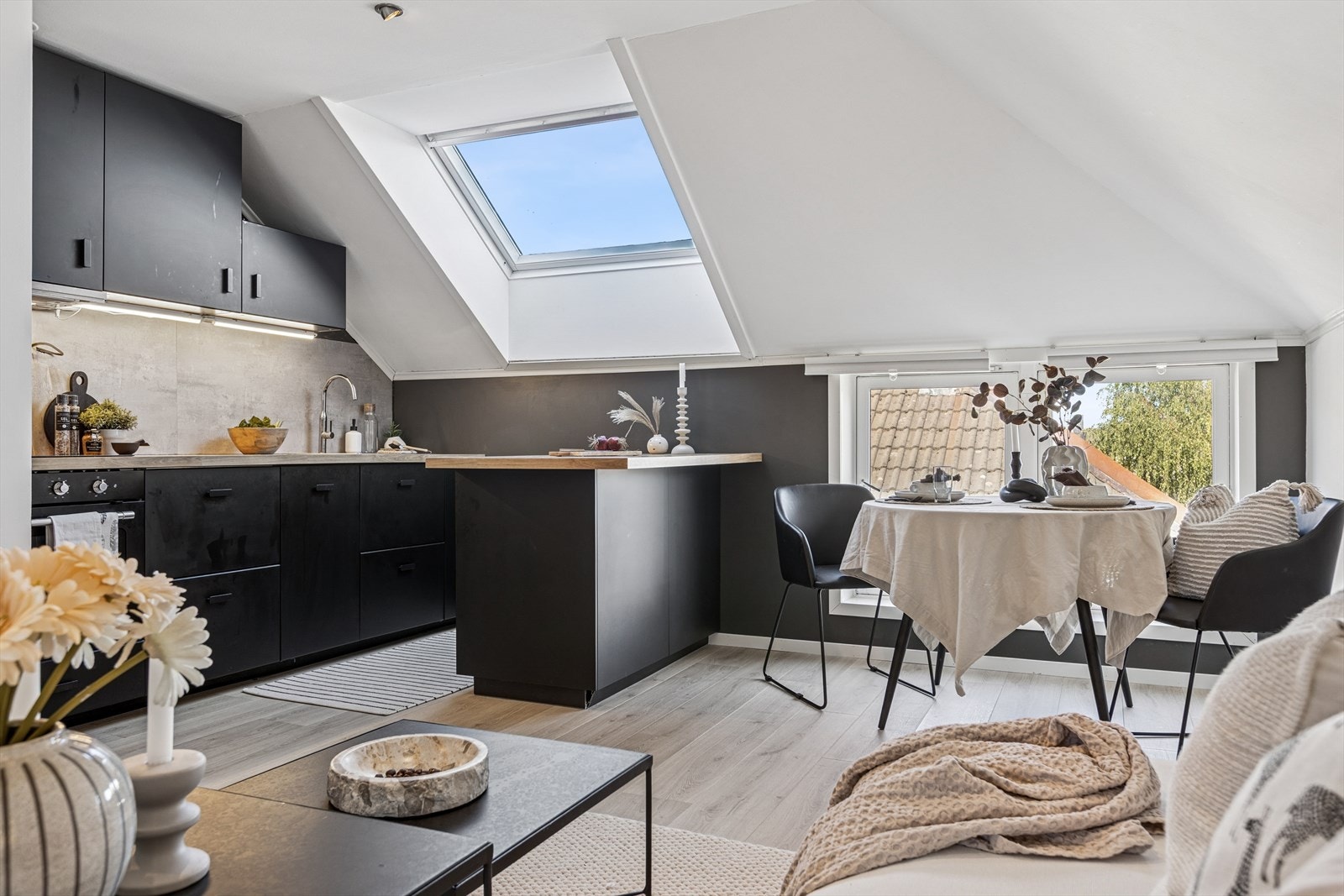 Det er gjort utstrakt bruk av downlights i hovedoppholdsrommet. Galleribilde