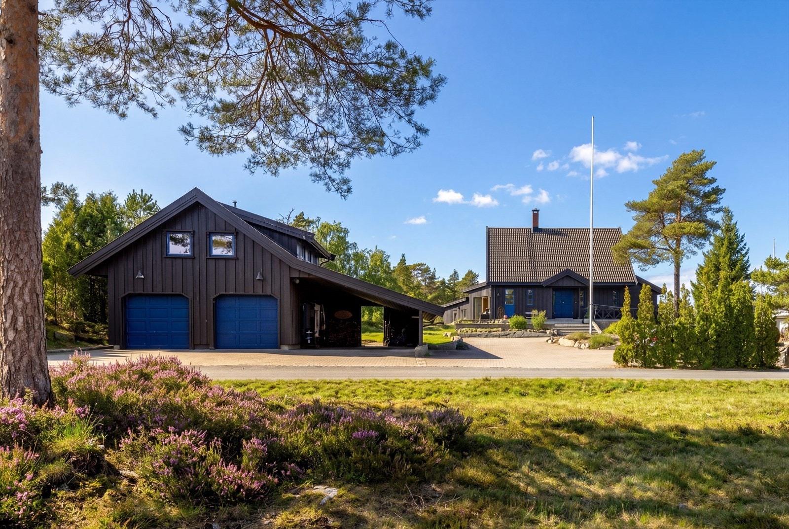 Nordvik Fredrikstad og Hvaler Vesterøy-Hvaler - Høytliggende og særpreget familiebolig med egen utleiedel - Solrike uteplasser og langstrakt utsikt på