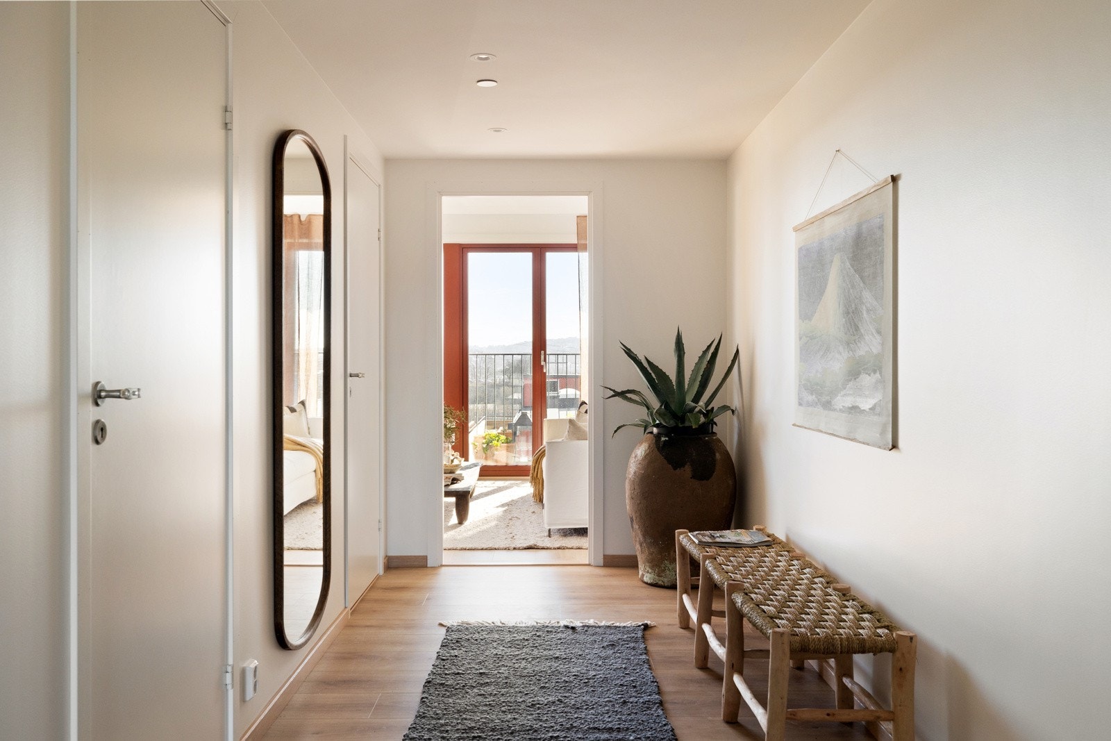 Entre/gang med plass til rikelig med garderobe Galleribilde