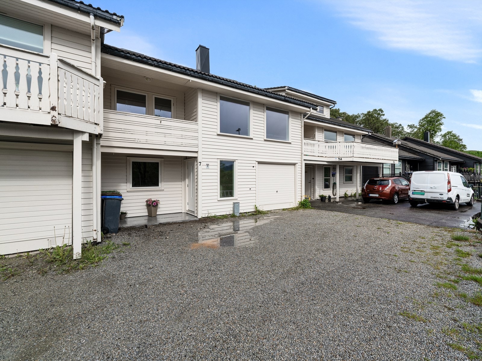 Proaktiv Eiendomsmegling Sandnes Solås - Modernisert rekkehus med familieperfekt beliggenhet | 4 soverom/2 bad/eget vaskerom | Garasje | Husafjellveien