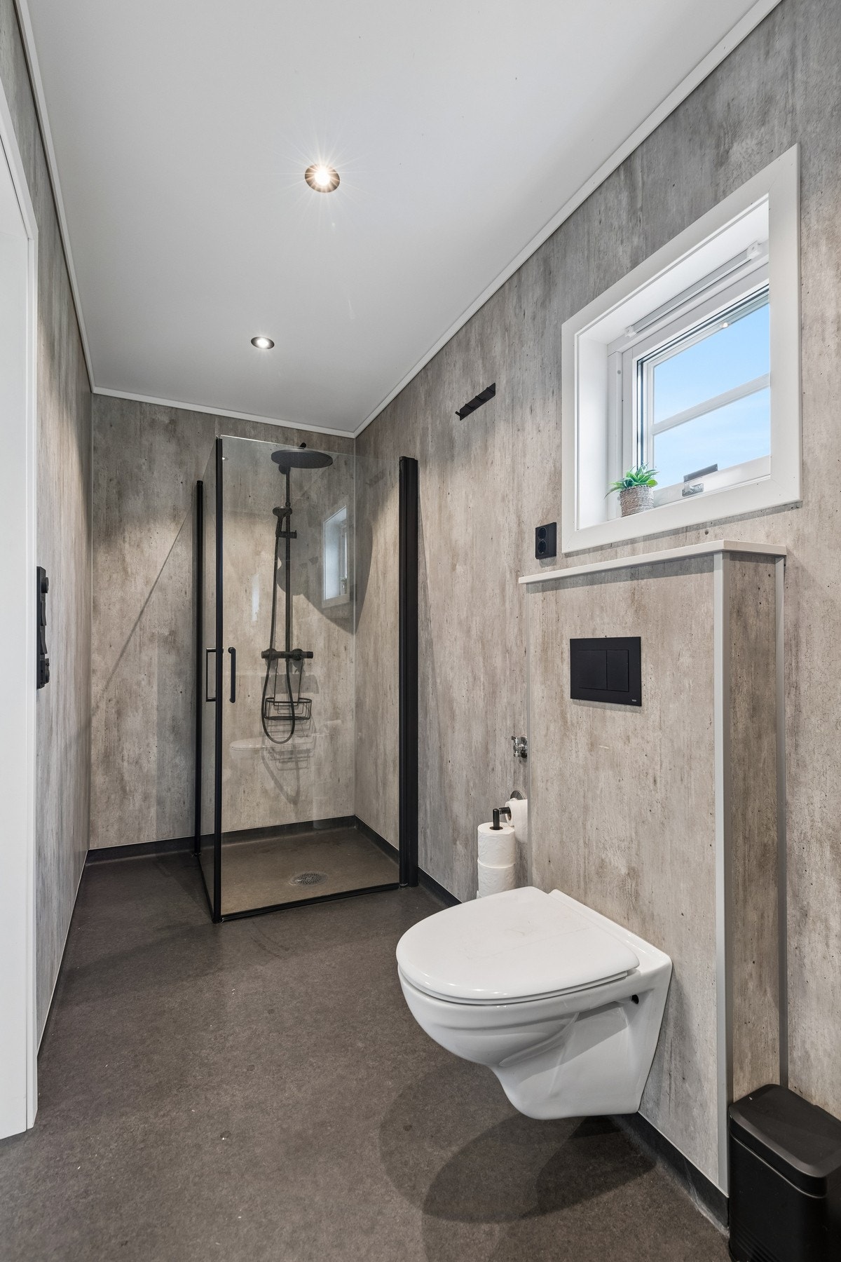 Badet har dusjhjørne. Galleribilde