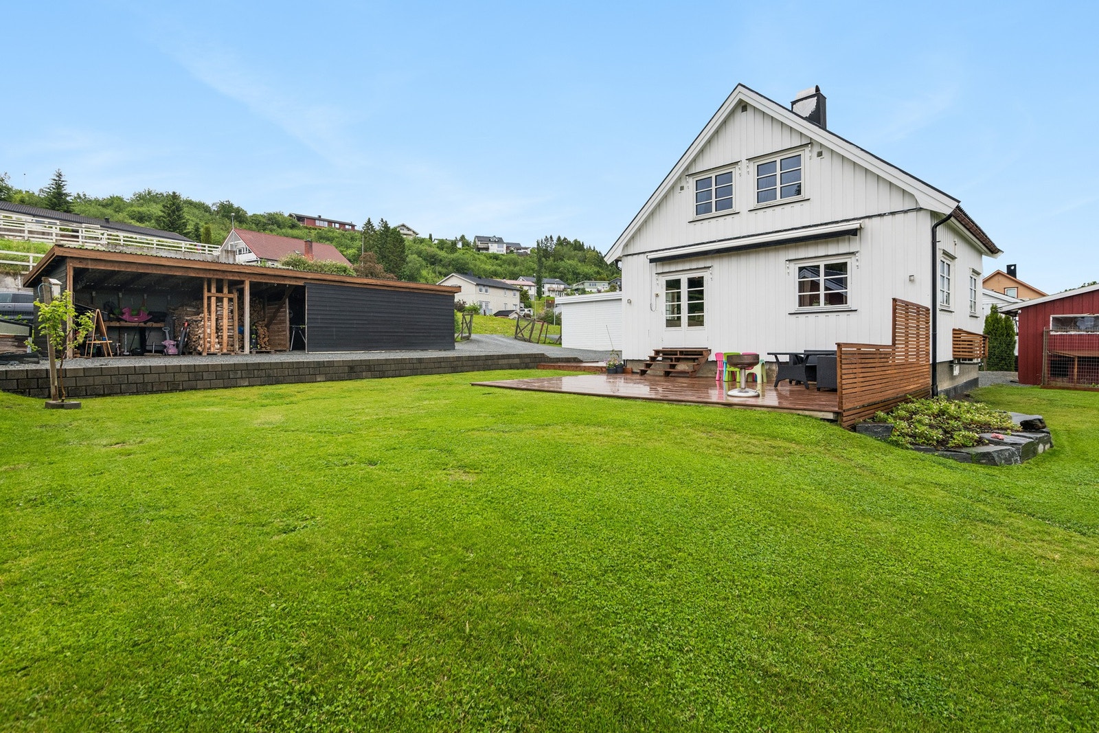Pent og velholdt hage med bed og plen. Galleribilde