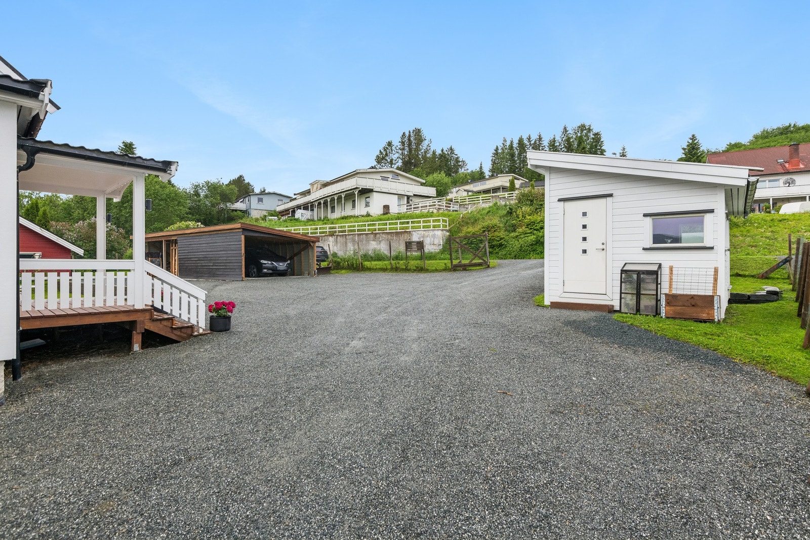 Eiendommen har både carport, garasje og anneks. Galleribilde