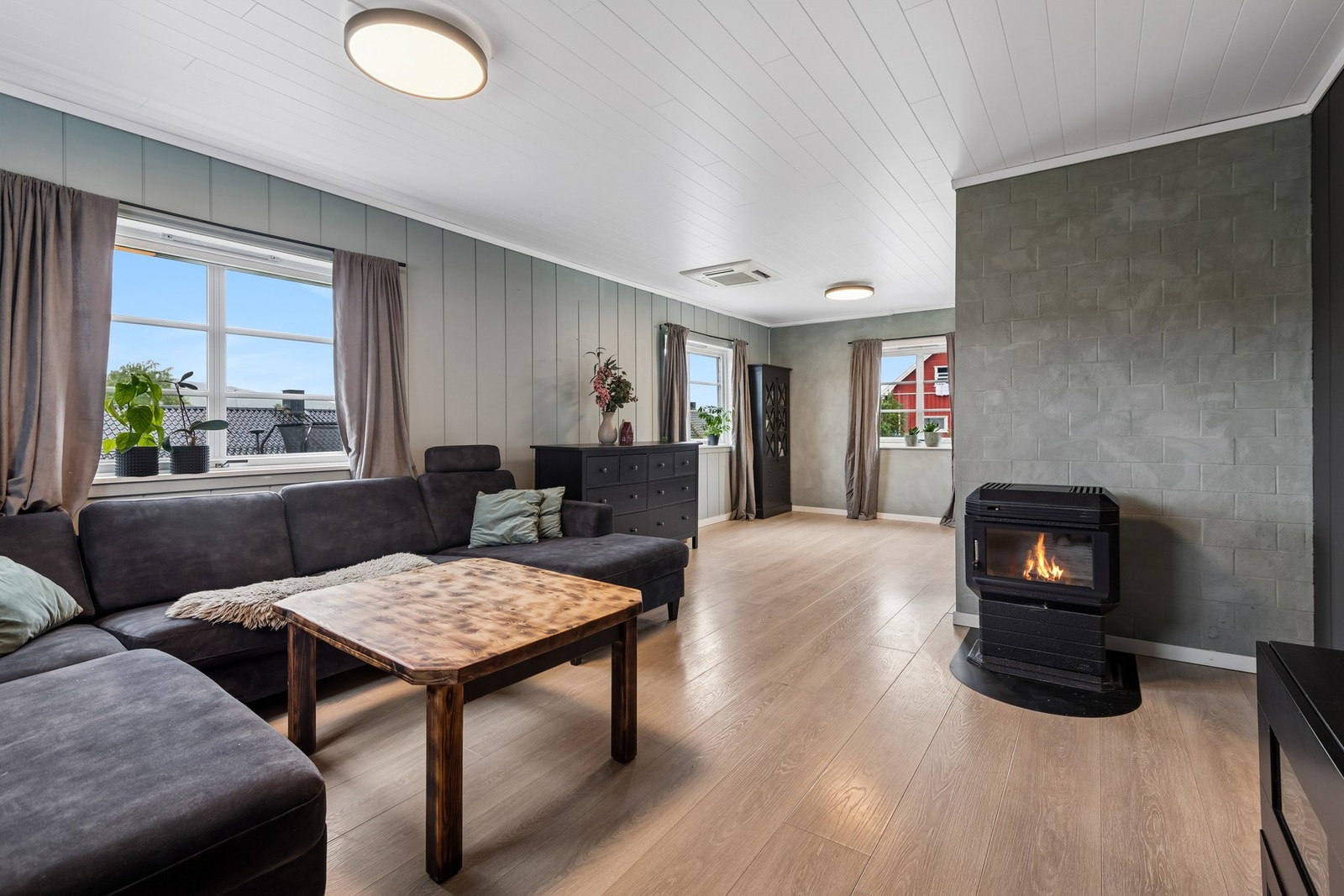 Vedfyring varmer godt på kalde dager. Galleribilde