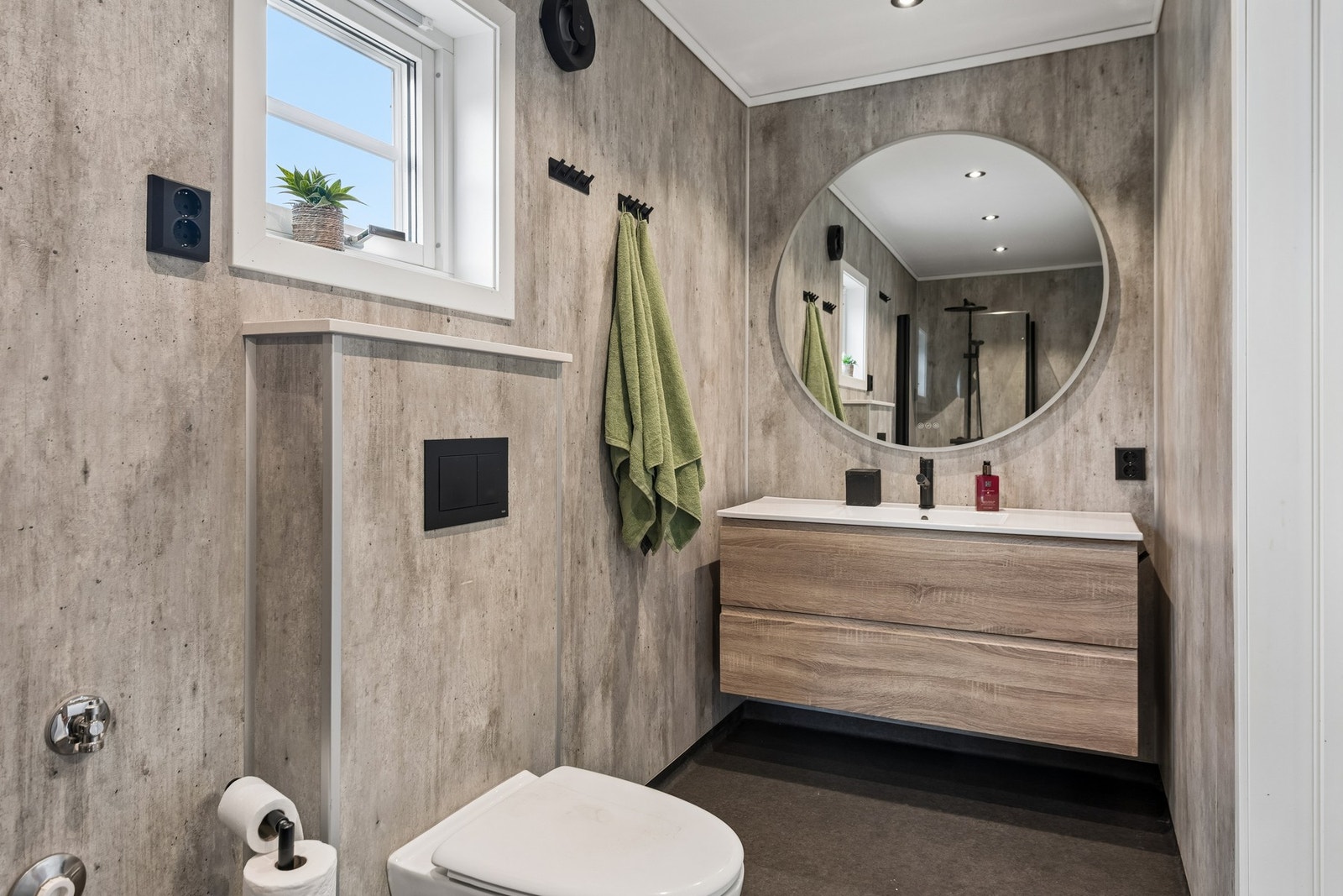 Badet ble i 2023 oppgradert. Vegghengt toalett, gulvbelegg og plater på vegg. Galleribilde