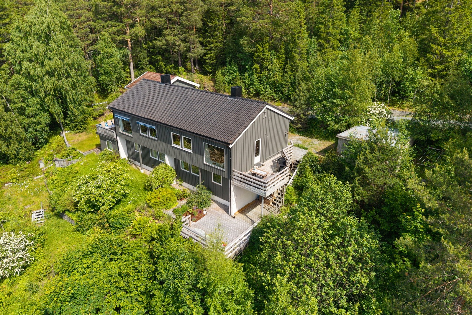 Velkommen til Holmenkollvegen 34 A - Kontakt megler på 918 50 709 / morten.kjelsberg@em1.no dersom det ønskes privatvisning. Foto: Julian Nonstad. Galleribilde