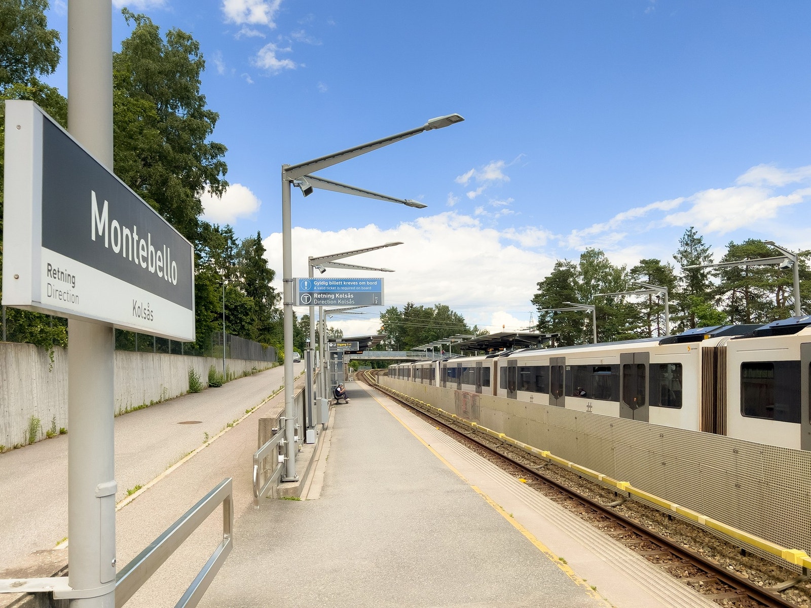 Offentlig kommunikasjon er godt ivaretatt med T-bane i gangavstand. Galleribilde