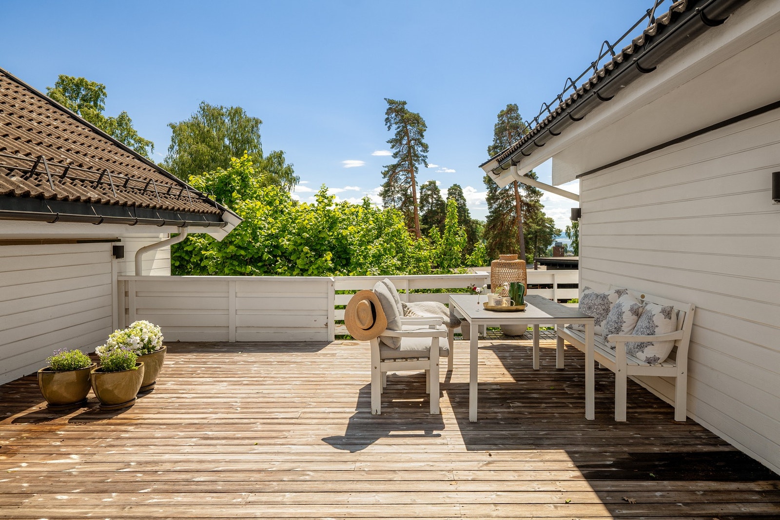Her er det rikelig med plass til både spisegruppe, loungemøbler og sosiale sammenkomster. Galleribilde
