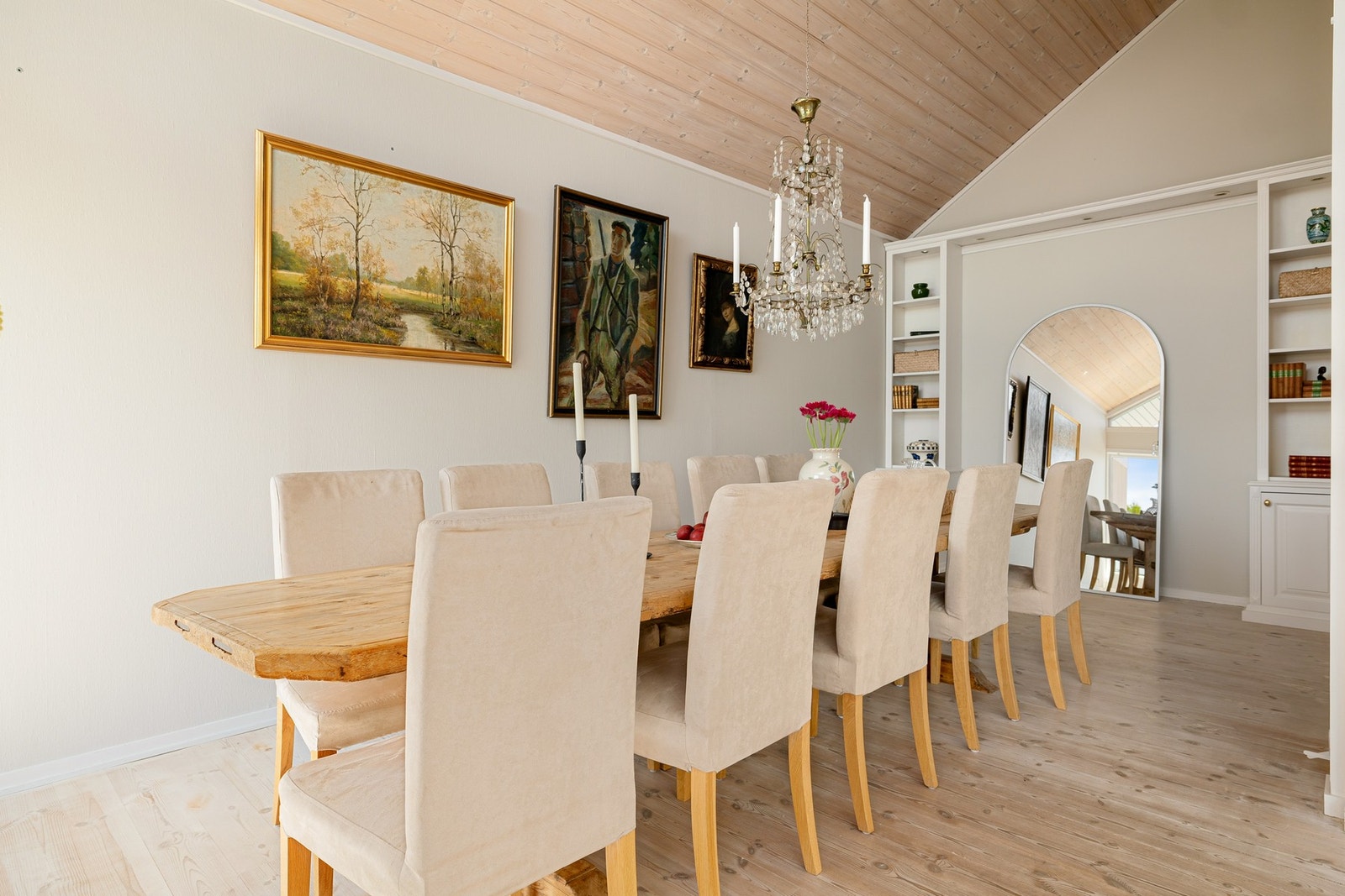 Her er det god plass til både hverdagsmiddager og større selskaper. Galleribilde
