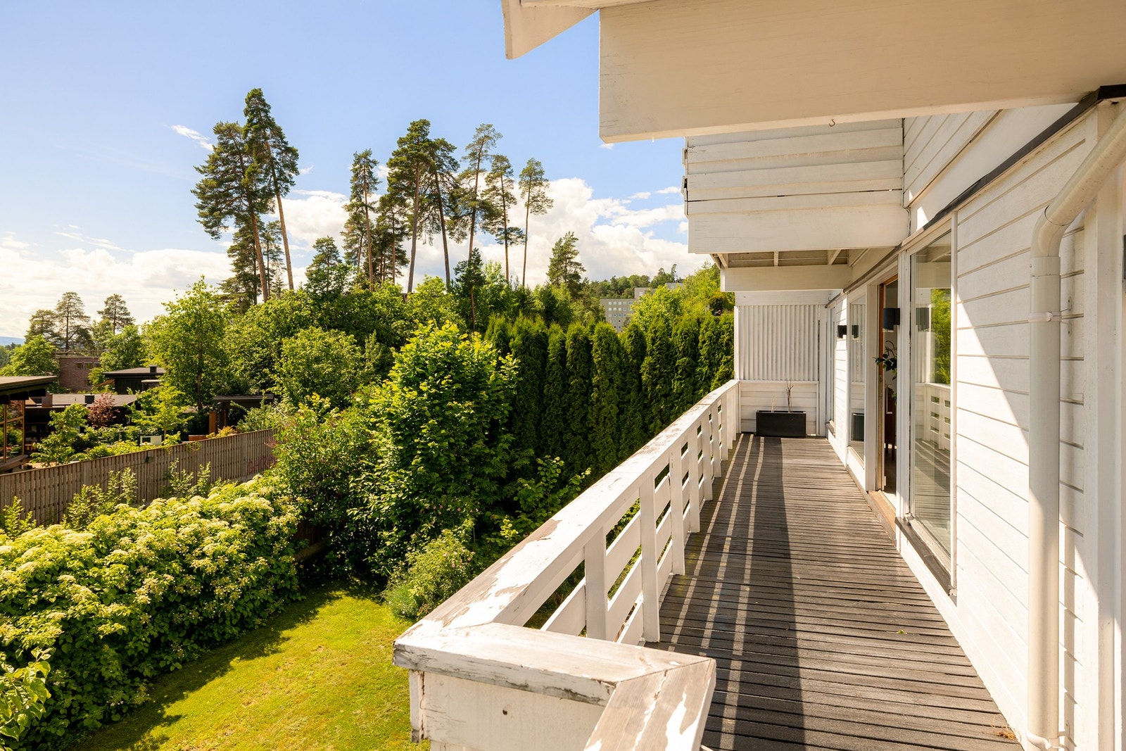 Fra stuen er det utgang til en flott veranda på hele 57 m², som nærmest fungerer som et ekstra oppholdsrom i sommerhalvåret. Galleribilde