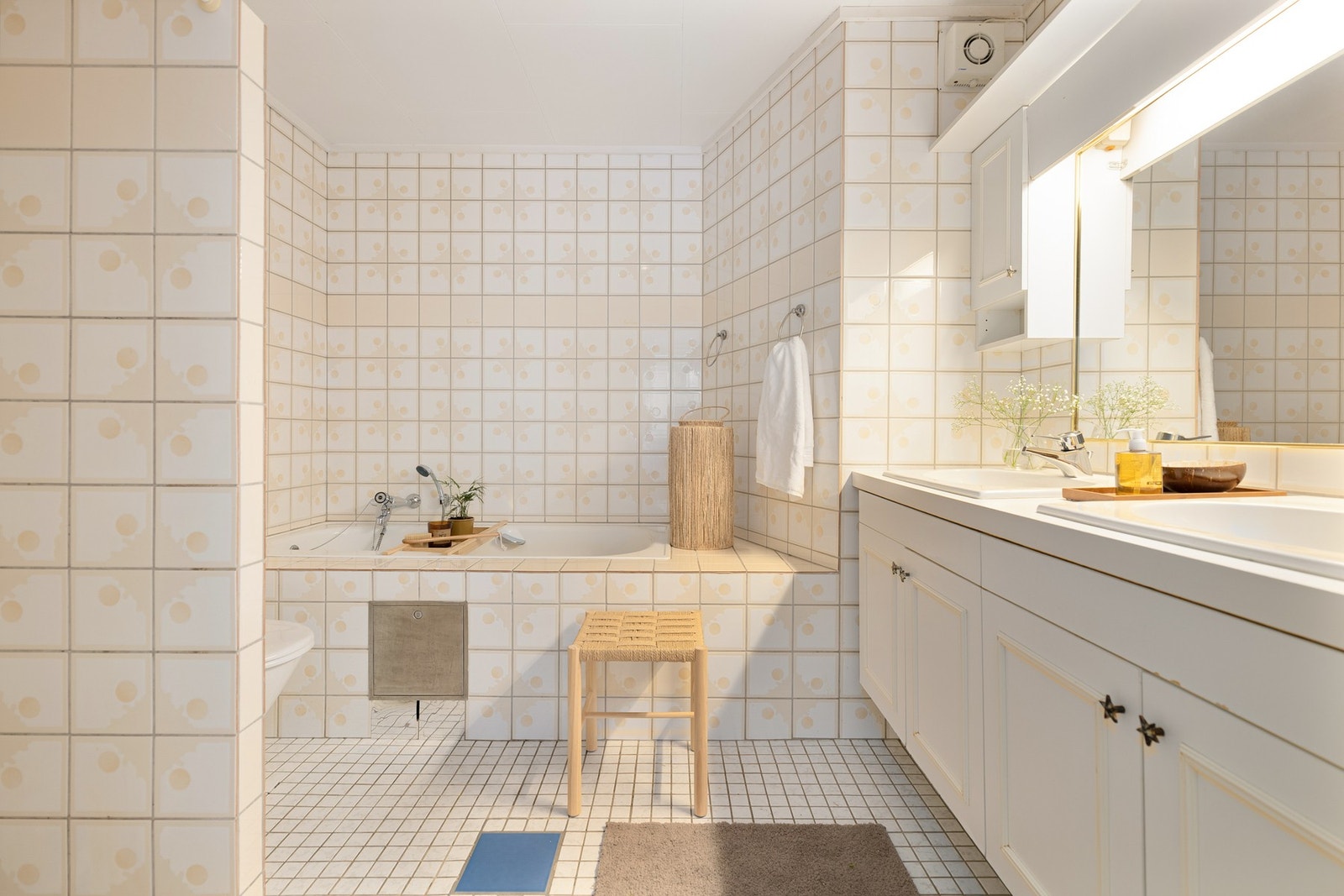 Flislagt bad med behov for rehabilitering. Galleribilde