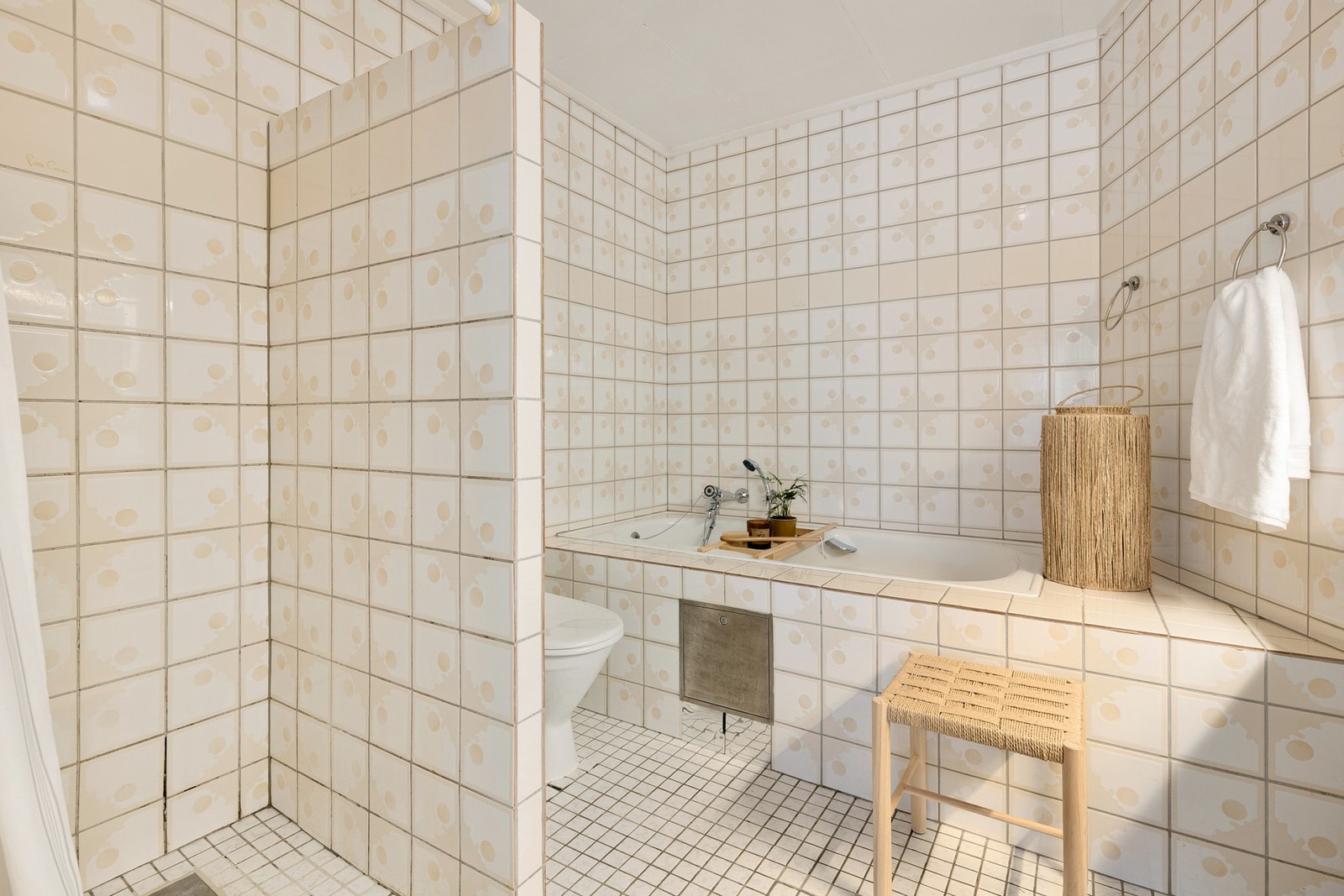 Luftig bad med både dusj og badekar. Galleribilde