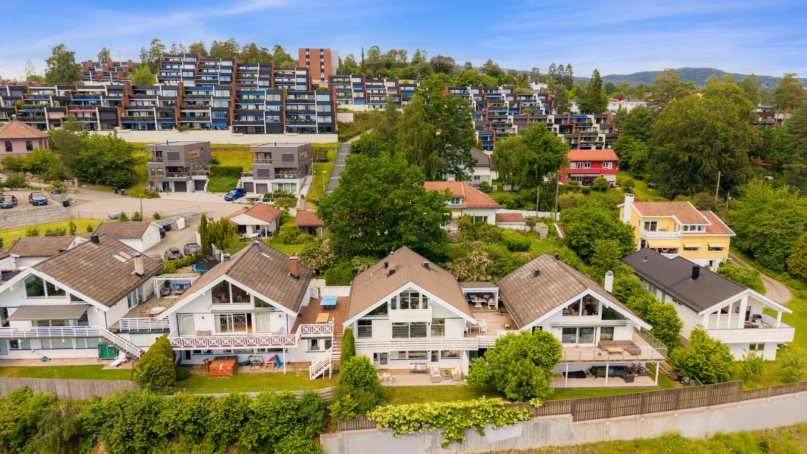 Eiendommen har en solrik og attraktiv beliggenhet på Montebello, i et veletablert og familievennlig boligområde. Galleribilde