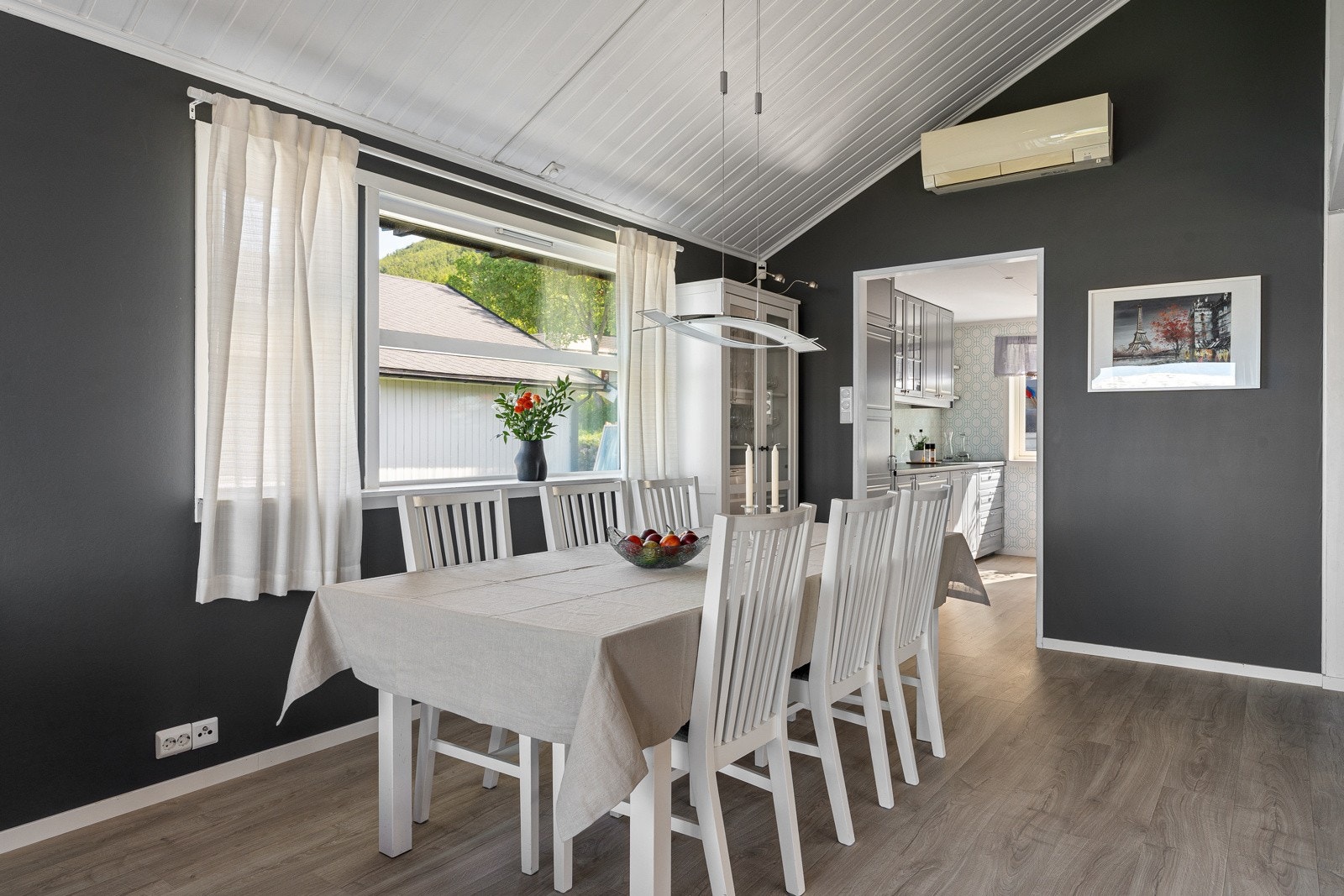 Spisestua har sin naturlige plass like ved kjøkkenet.