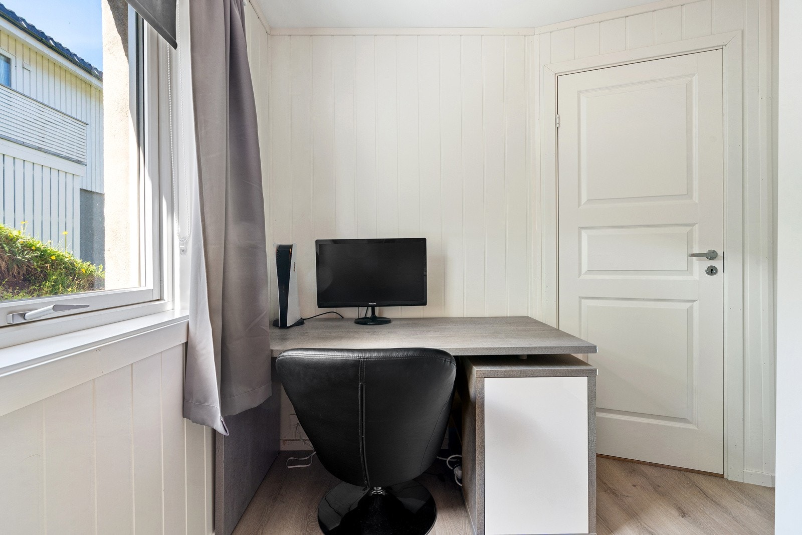 Det er gode muligheter for å innrede med kontorplass.