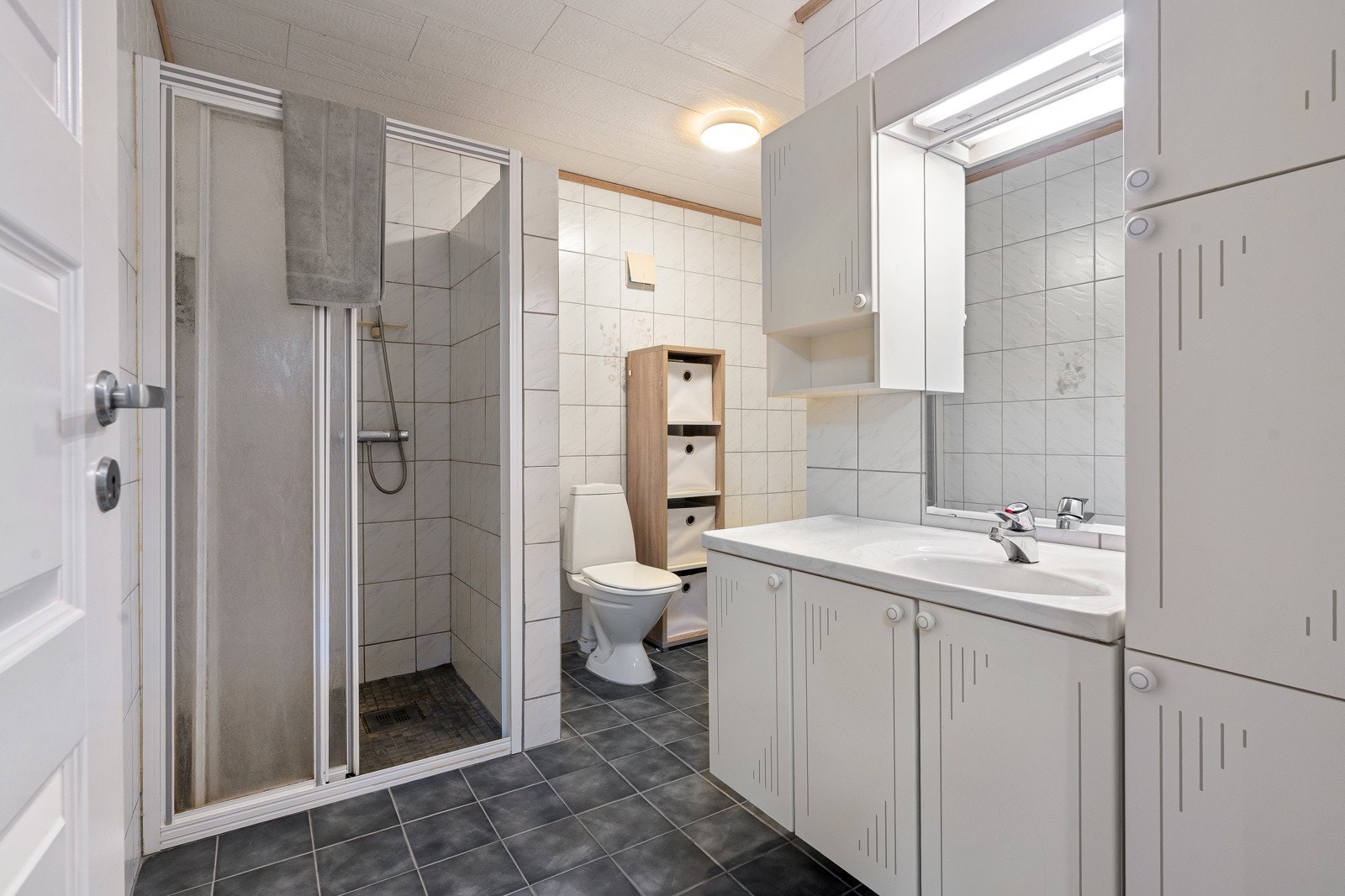 Badet i underetasjen har fliser på både gulv og vegger.