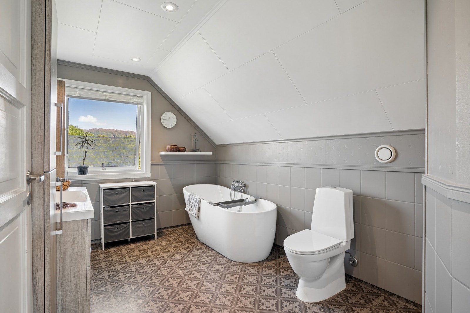 Badet på loftet ble oppgradert i 2018 med blant annet nytt badekar og toalett. Galleribilde