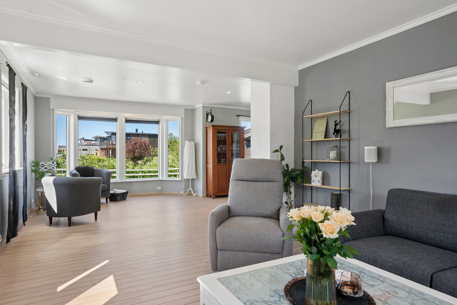 Romslig stue med plass til flere sittegrupper og utgang til hagen. Galleribilde